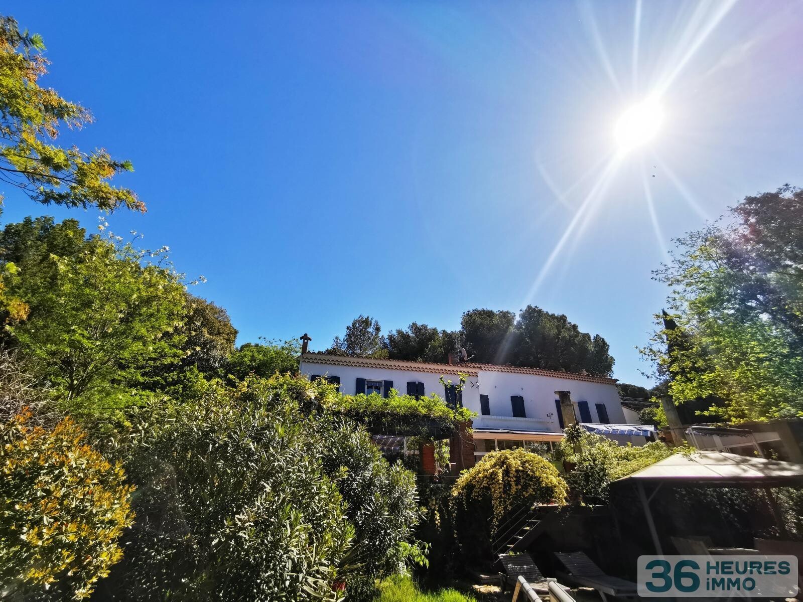 Maison de 8 pièces, dépendances et petit port privé