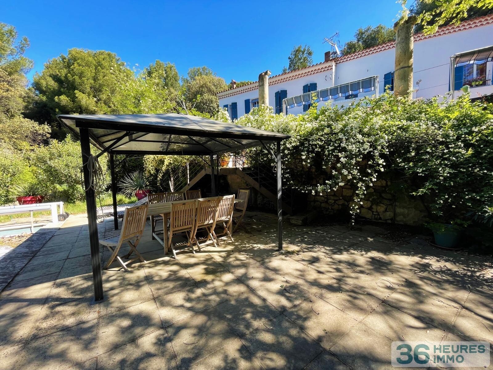 Maison de 8 pièces, dépendances et petit port privé