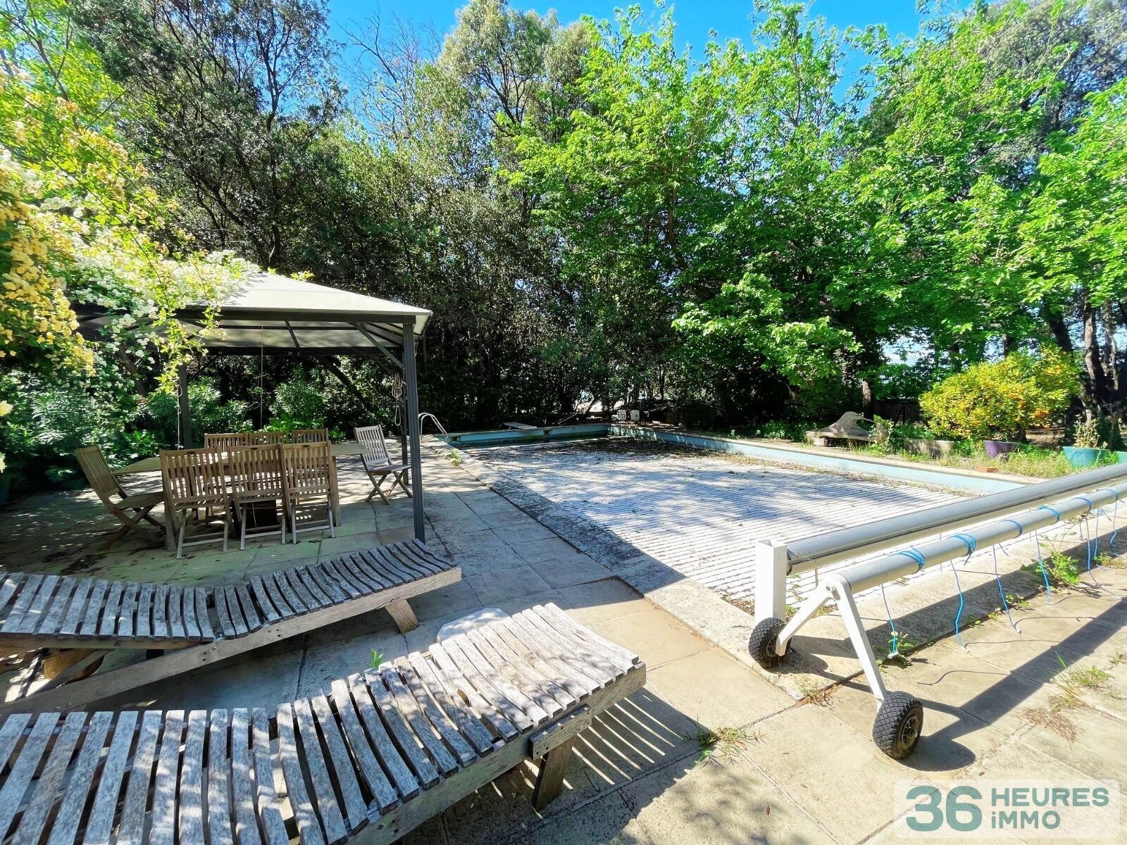 Maison de 8 pièces, dépendances et petit port privé