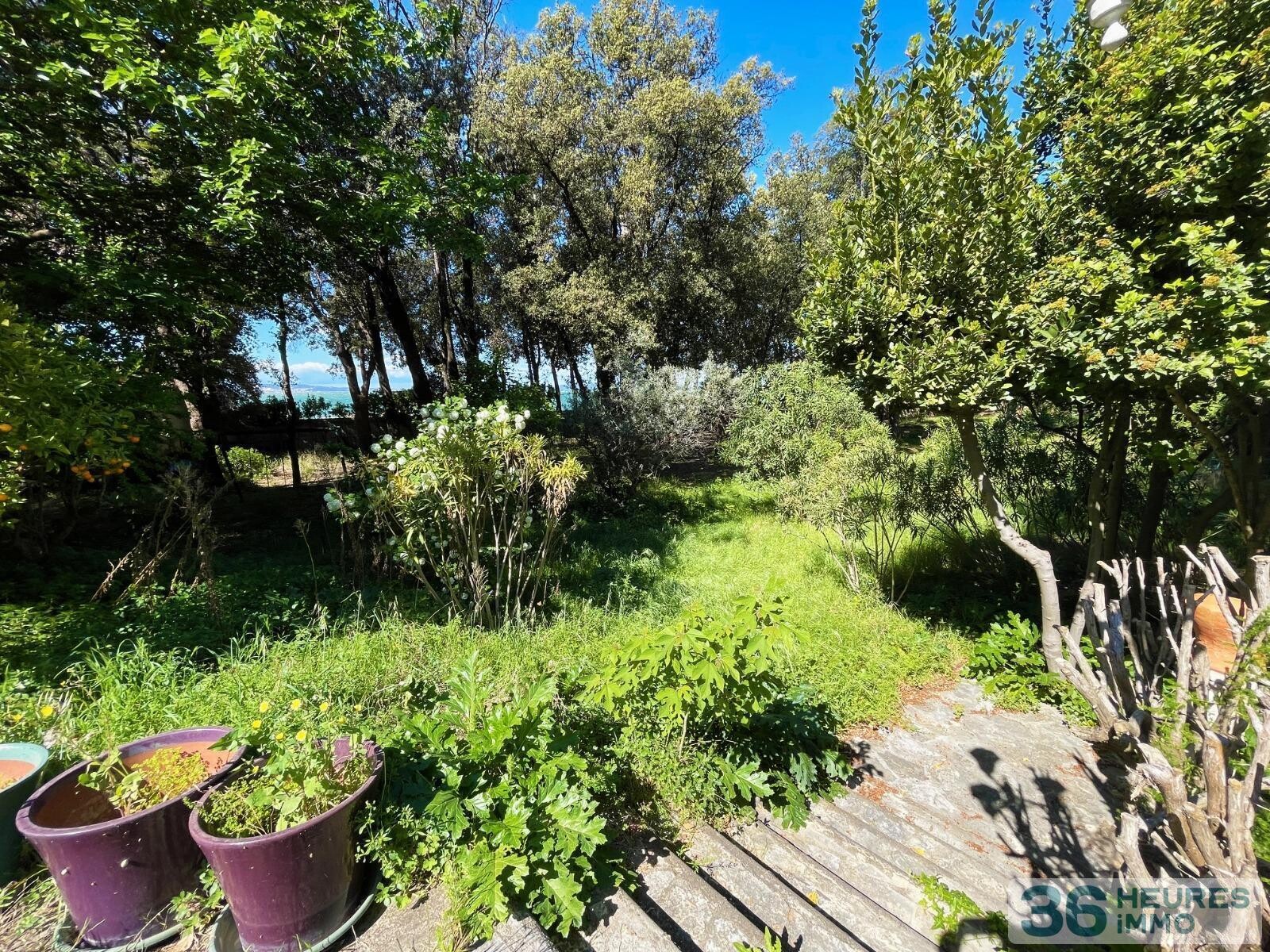 Maison de 8 pièces, dépendances et petit port privé