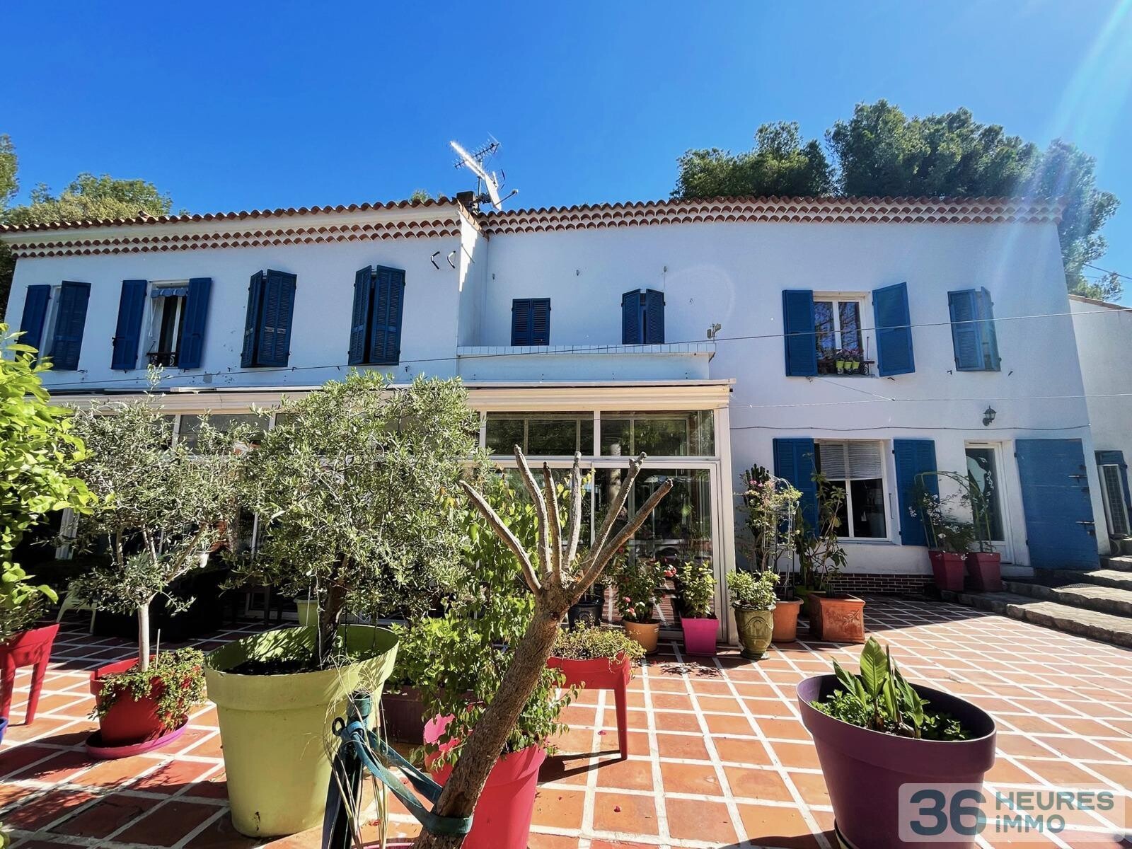 Maison de 8 pièces, dépendances et petit port privé