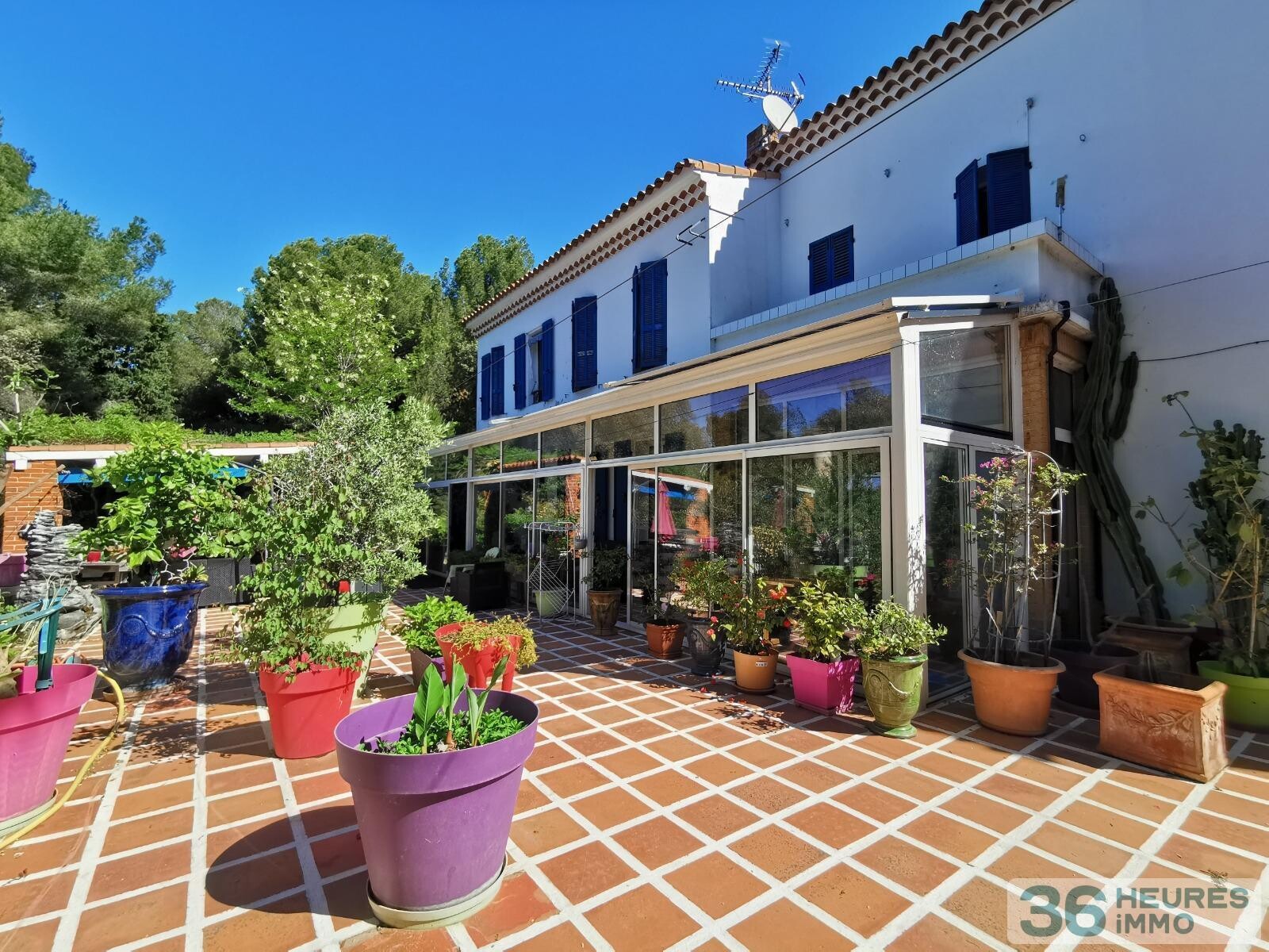 Maison de 8 pièces, dépendances et petit port privé