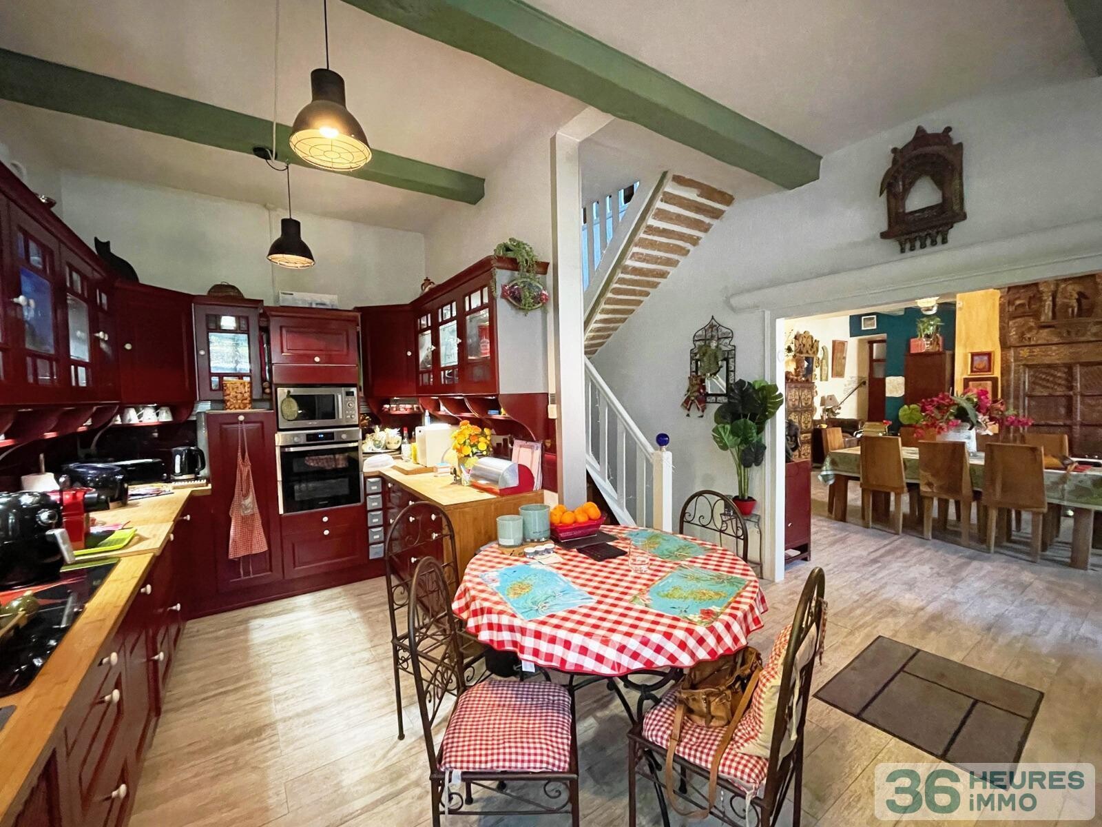 Maison de 8 pièces, dépendances et petit port privé