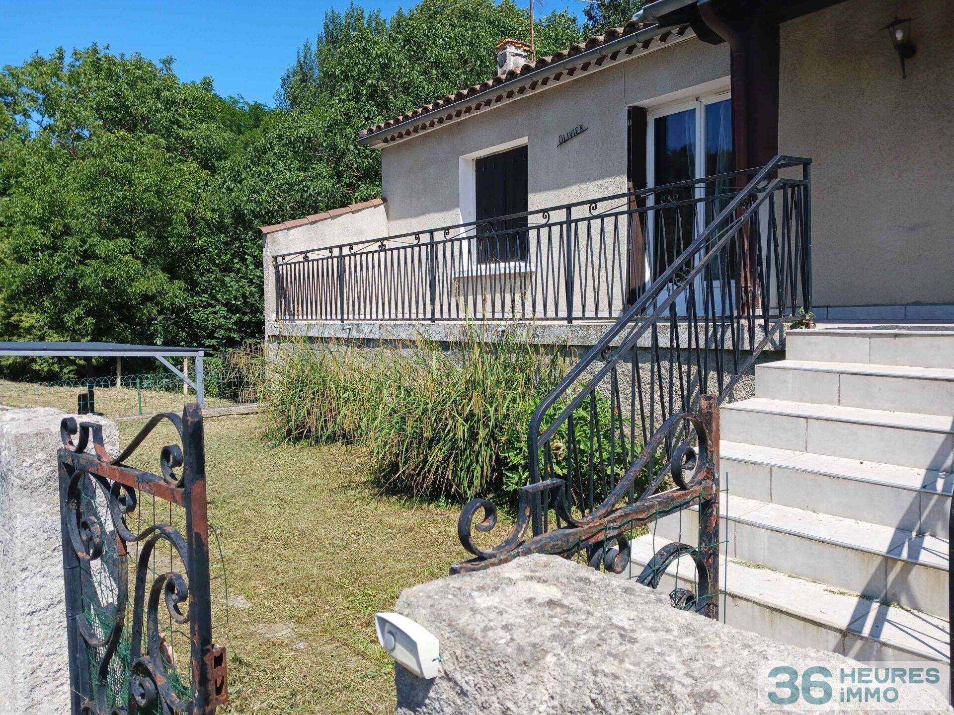 A vendre une villa avec garage, sur un terrain bordé par une rivière