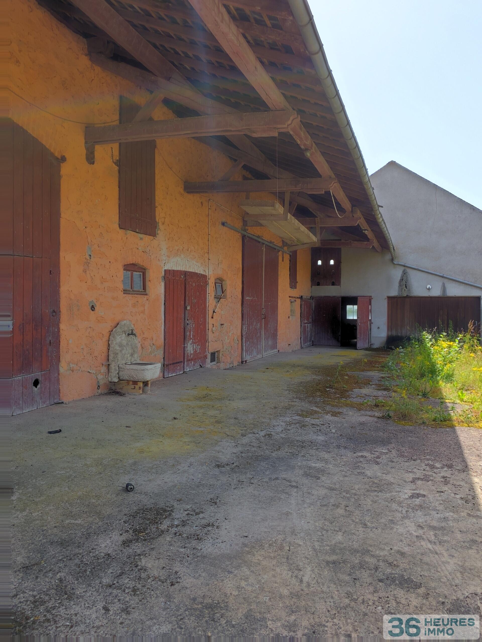 A VENDRE -DEMEURE AVEC VASTES DEPENDANCES-SAINT GERMAIN DES CHAMPS