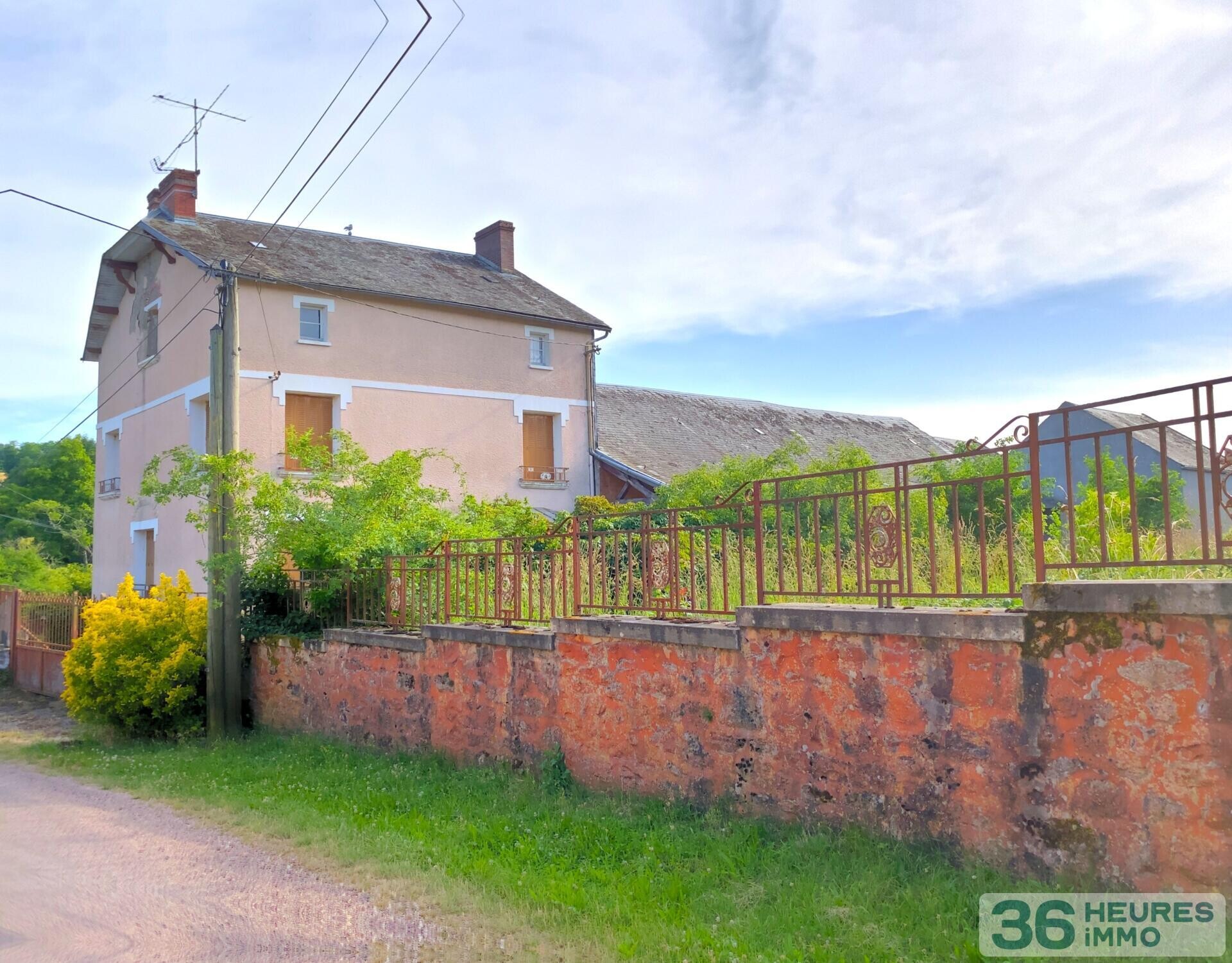 A VENDRE -DEMEURE AVEC VASTES DEPENDANCES-SAINT GERMAIN DES CHAMPS