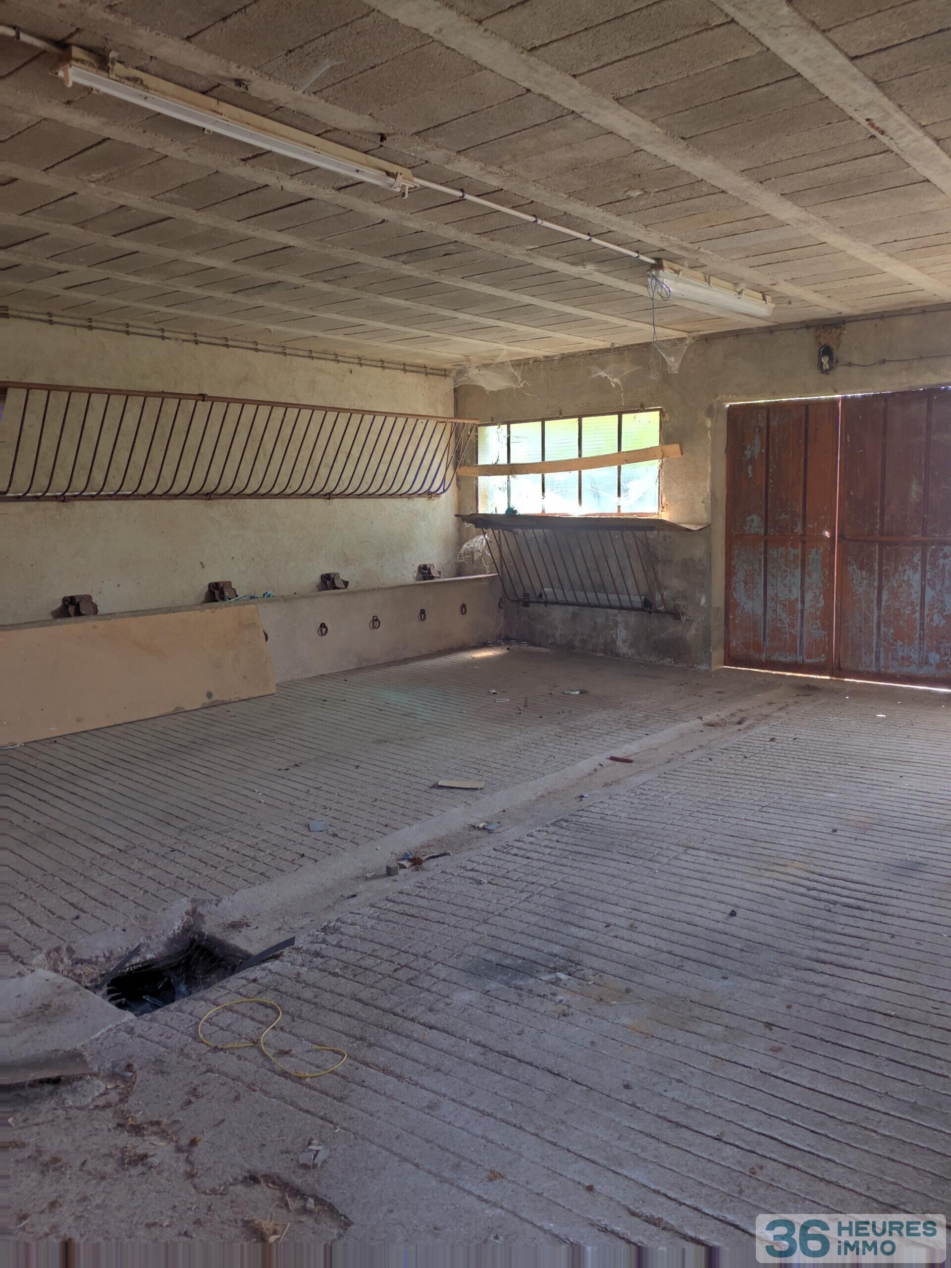 A VENDRE -DEMEURE AVEC VASTES DEPENDANCES-SAINT GERMAIN DES CHAMPS