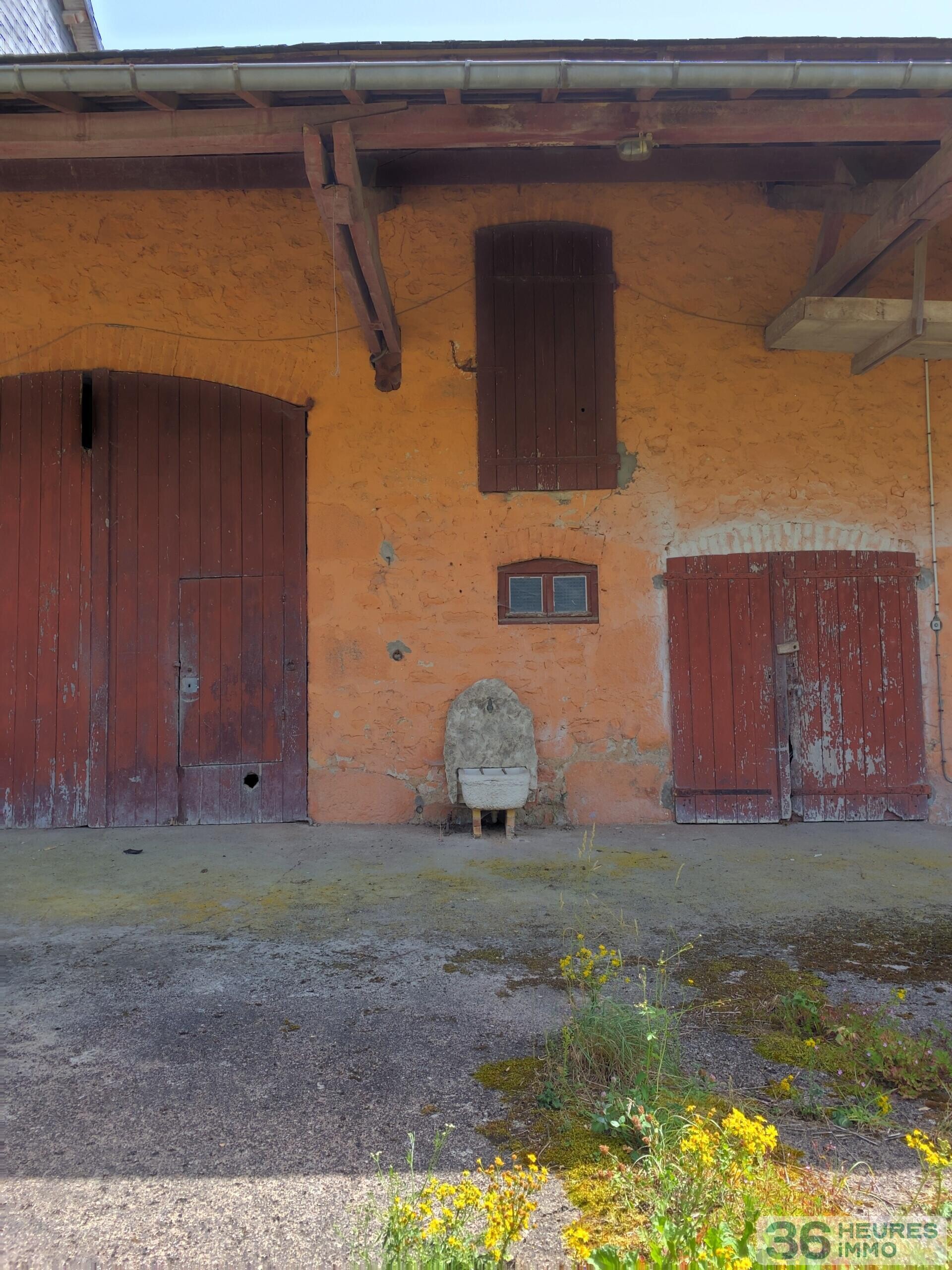 A VENDRE -DEMEURE AVEC VASTES DEPENDANCES-SAINT GERMAIN DES CHAMPS