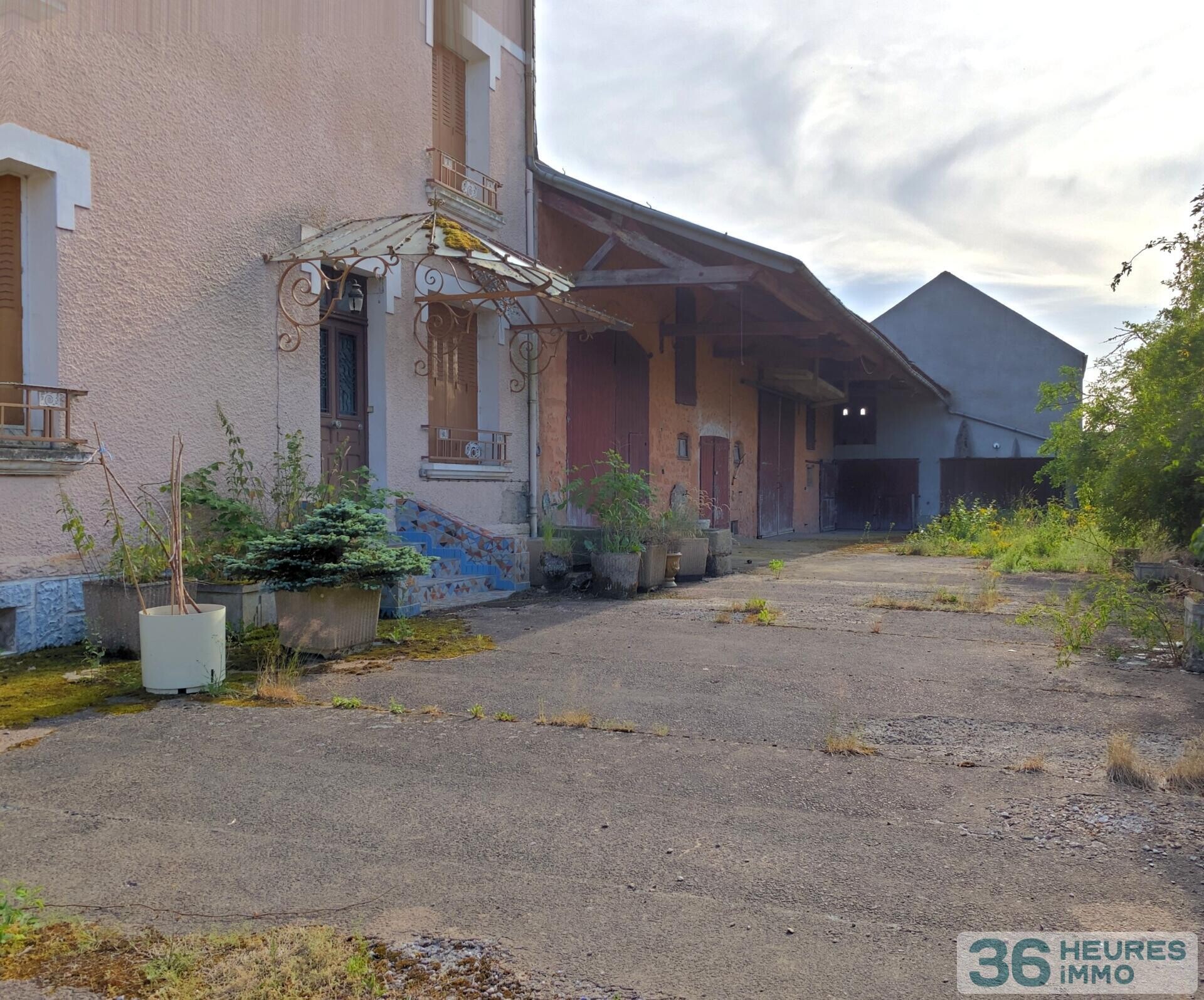 A VENDRE -DEMEURE AVEC VASTES DEPENDANCES-SAINT GERMAIN DES CHAMPS