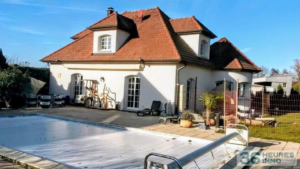Propriété spacieuse, avec garages, piscine naturelle proche de la Suisse