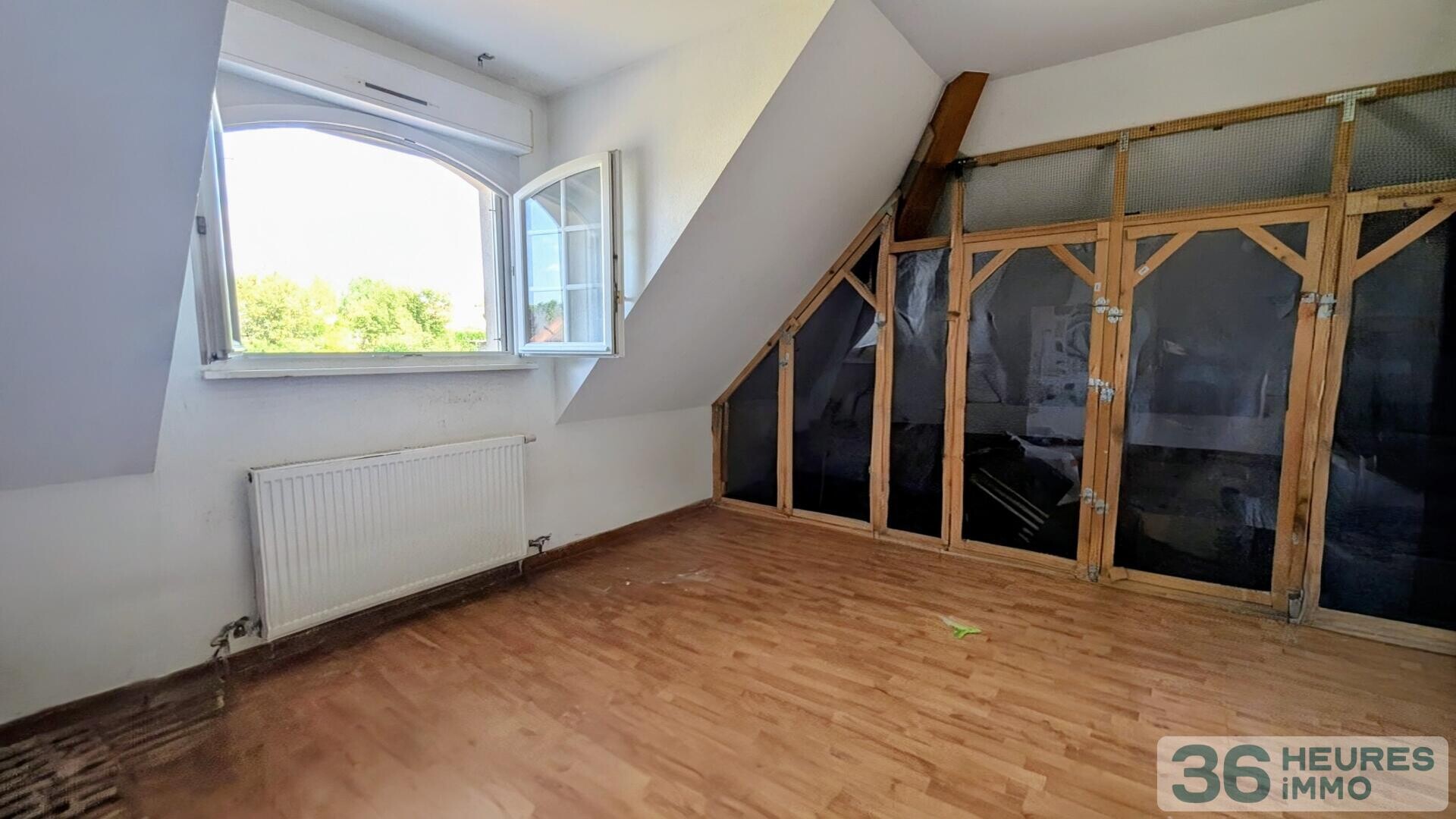 Propriété spacieuse, avec garages, piscine naturelle proche de la Suisse