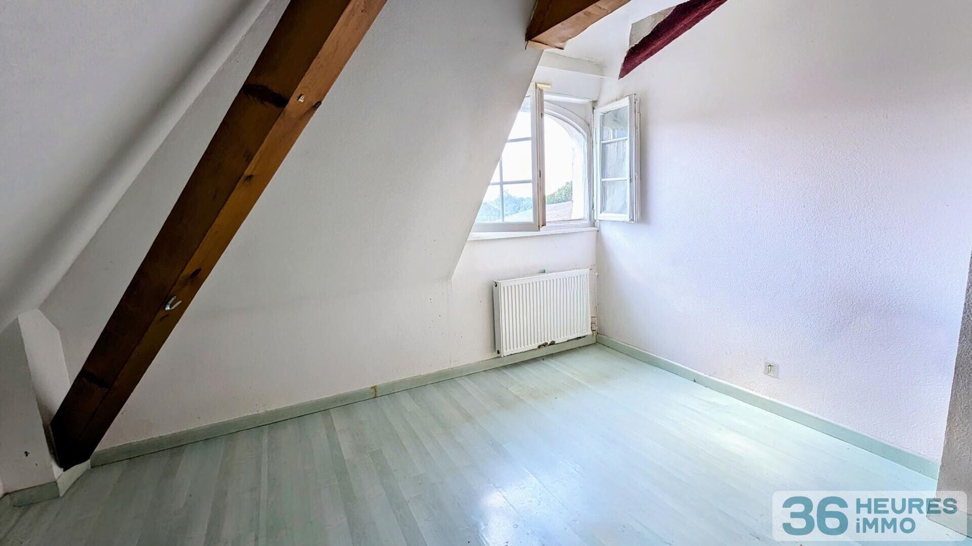 Propriété spacieuse, avec garages, piscine naturelle proche de la Suisse