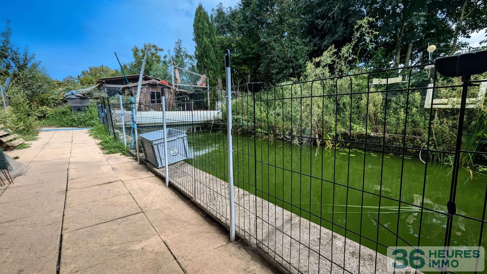 Propriété spacieuse, avec garages, piscine naturelle proche de la Suisse