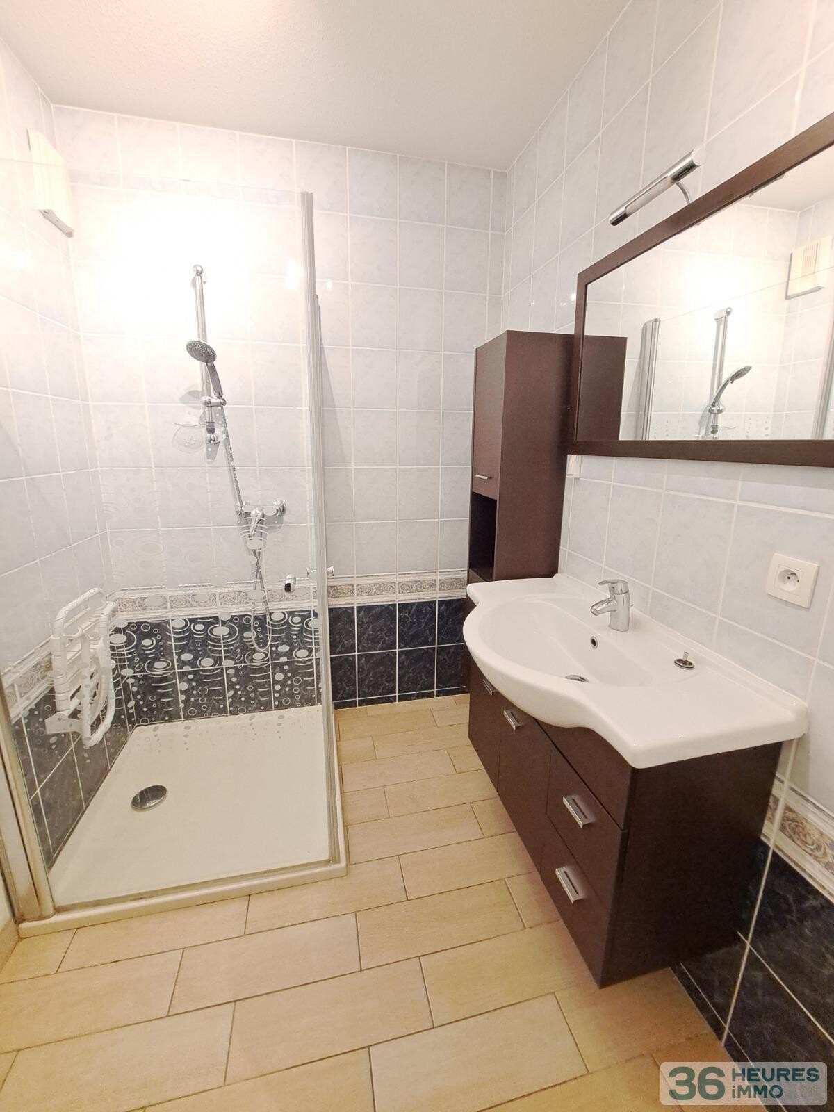 APPARTEMENT 2 CHAMBRES AVEC TERRASSE ET PARKING 