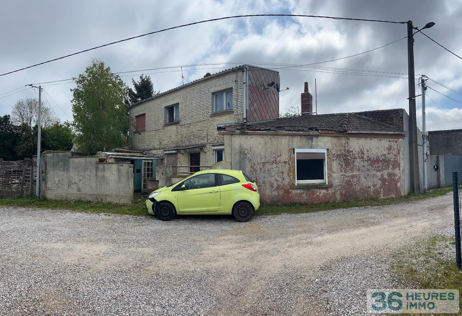 Une maison en mauvais état à rénover et un garage