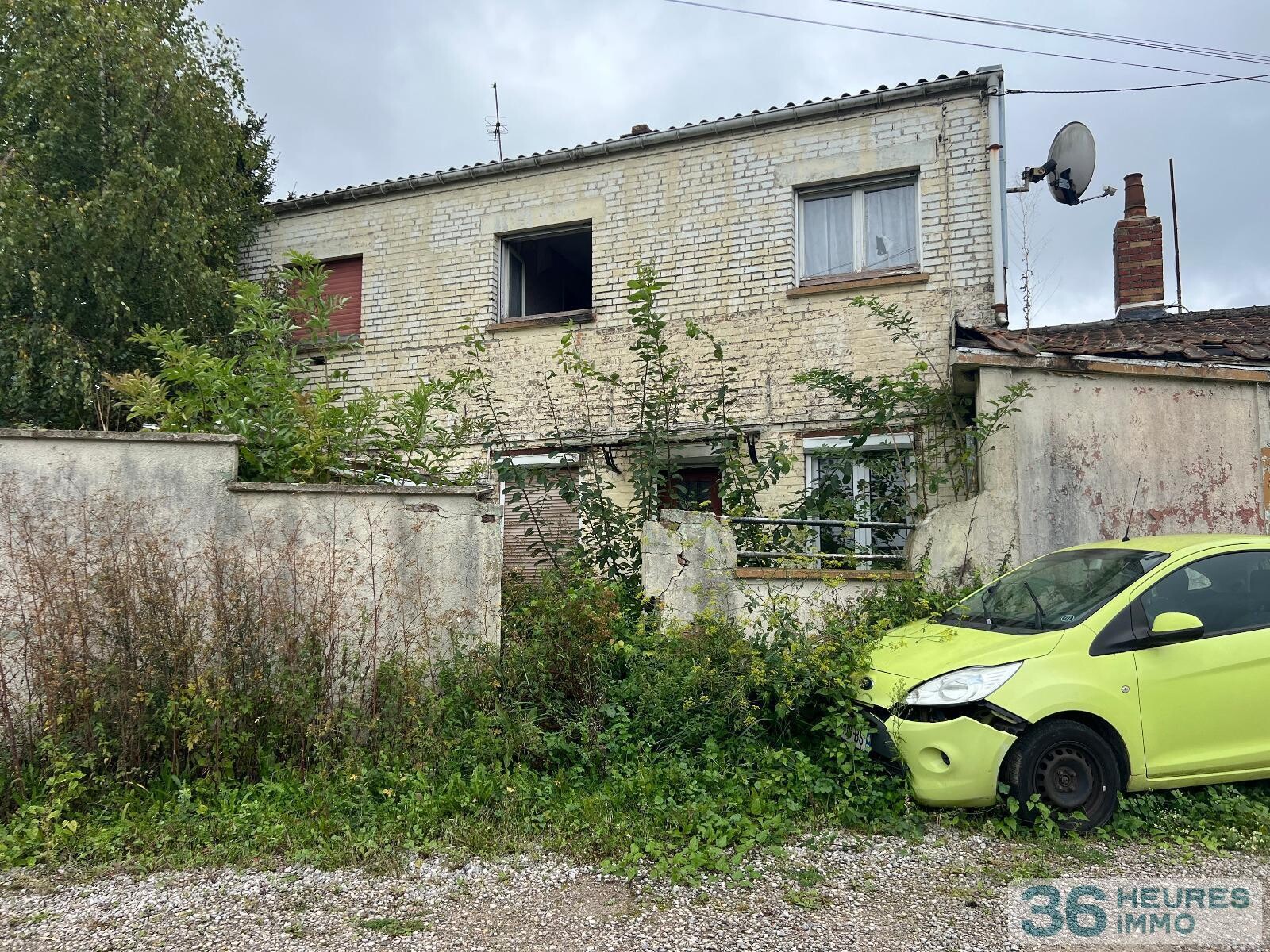 Une maison en mauvais état à rénover et un garage