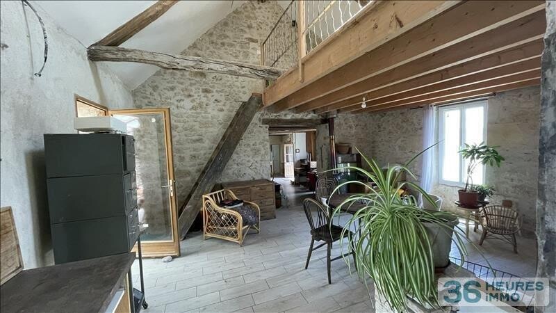 MAISON EN PIERRES AVEC GRANGES