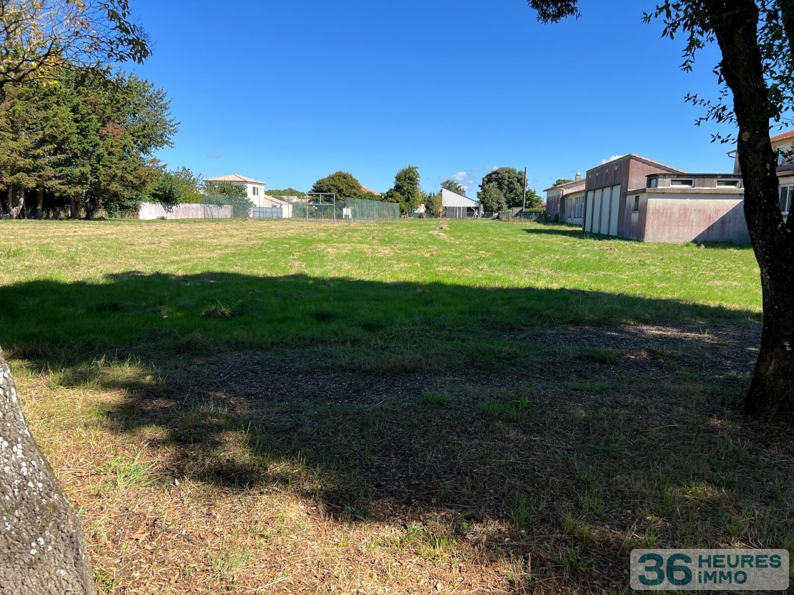TERRAIN CONSTRUCTIBLE AVEC BATIMENTS ET VILLA CLASSEE À RÉHABILITER