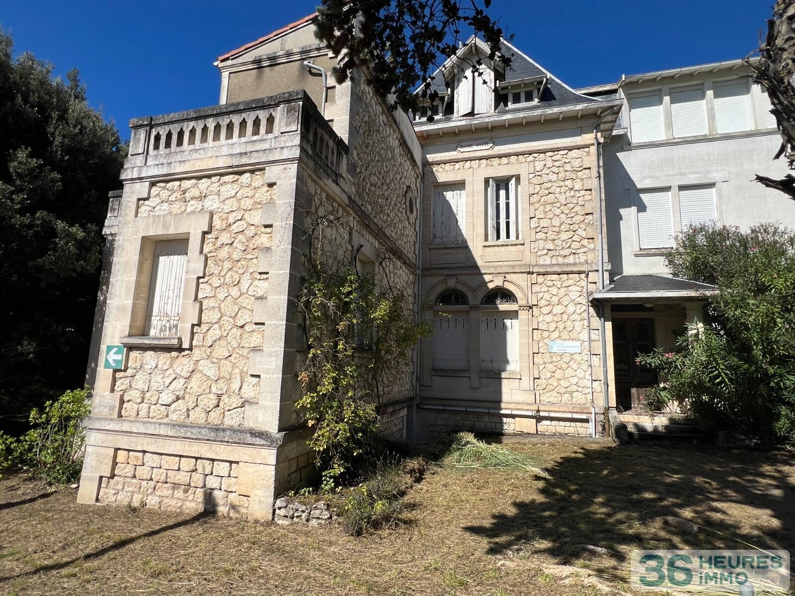 TERRAIN CONSTRUCTIBLE AVEC BATIMENTS ET VILLA CLASSEE À RÉHABILITER