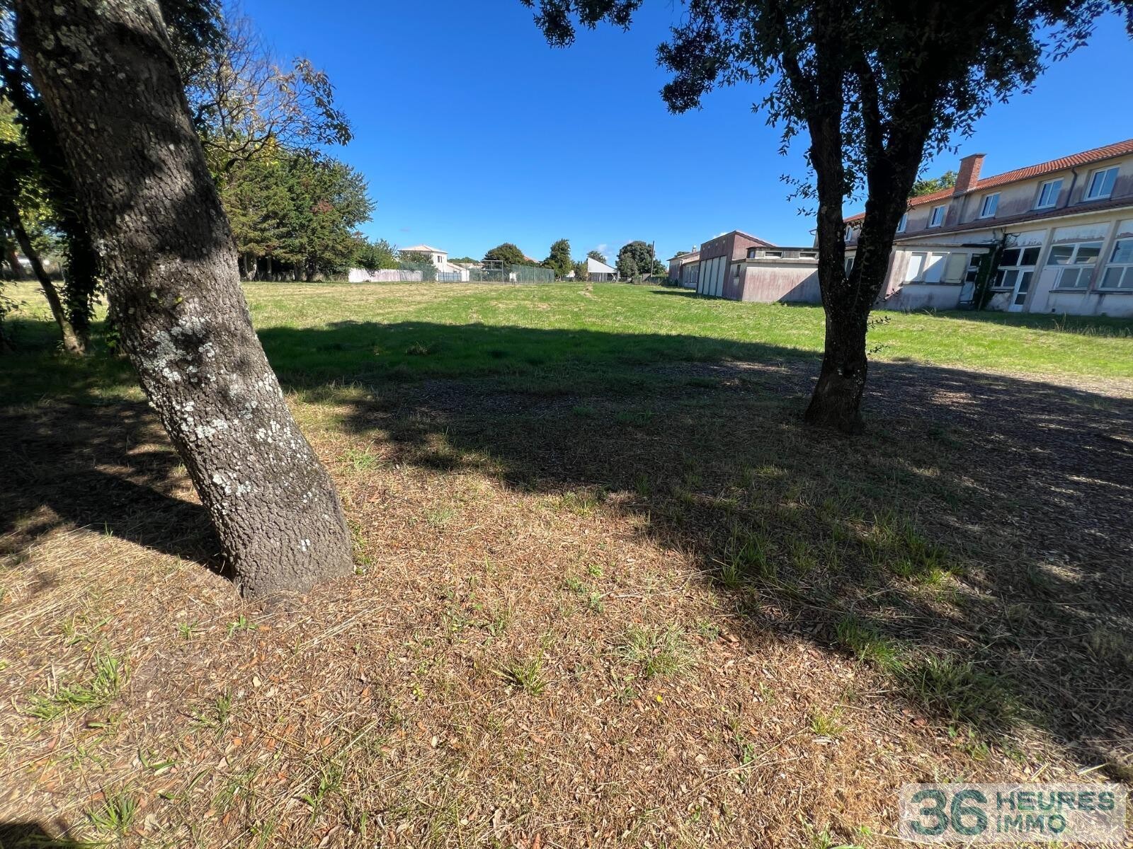 TERRAIN CONSTRUCTIBLE AVEC BATIMENTS ET VILLA CLASSEE À RÉHABILITER