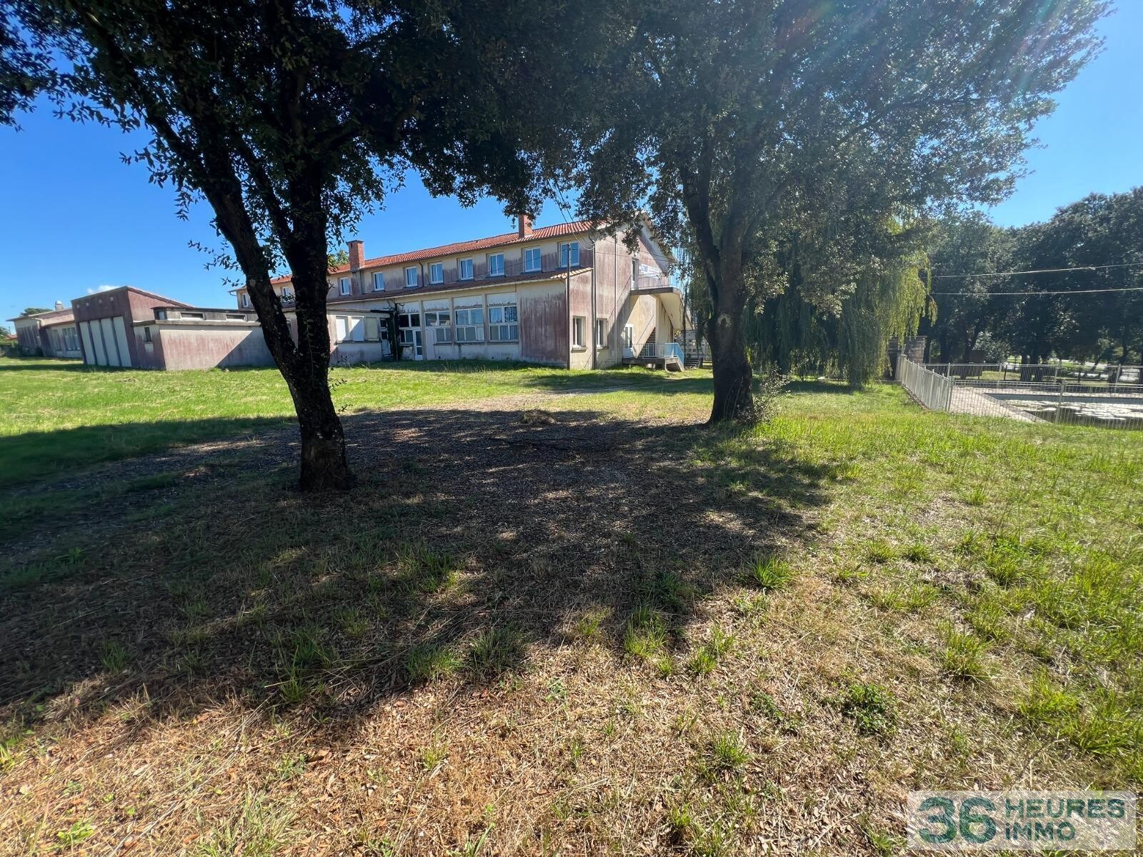 TERRAIN CONSTRUCTIBLE AVEC BATIMENTS ET VILLA CLASSEE À RÉHABILITER