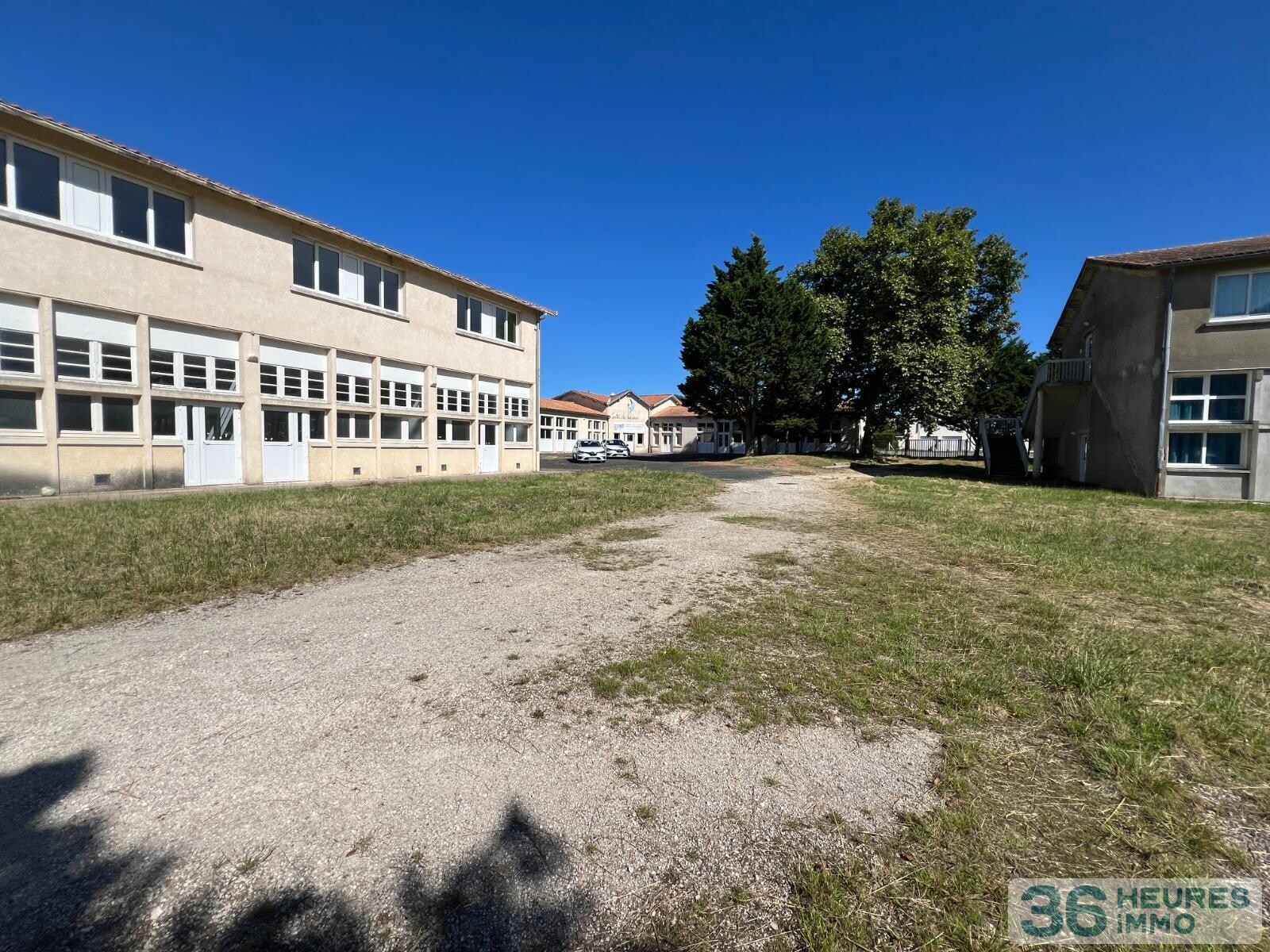 TERRAIN CONSTRUCTIBLE AVEC BATIMENTS ET VILLA CLASSEE À RÉHABILITER