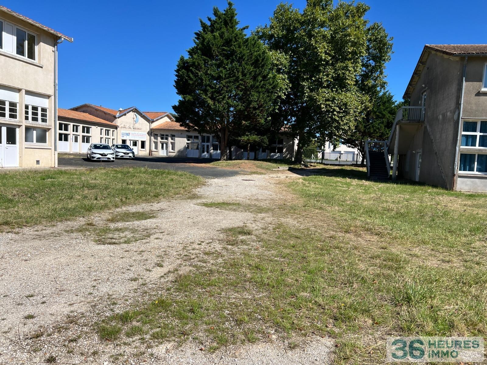 TERRAIN CONSTRUCTIBLE AVEC BATIMENTS ET VILLA CLASSEE À RÉHABILITER