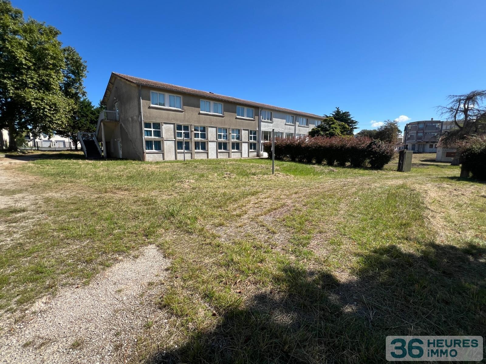 TERRAIN CONSTRUCTIBLE AVEC BATIMENTS ET VILLA CLASSEE À RÉHABILITER