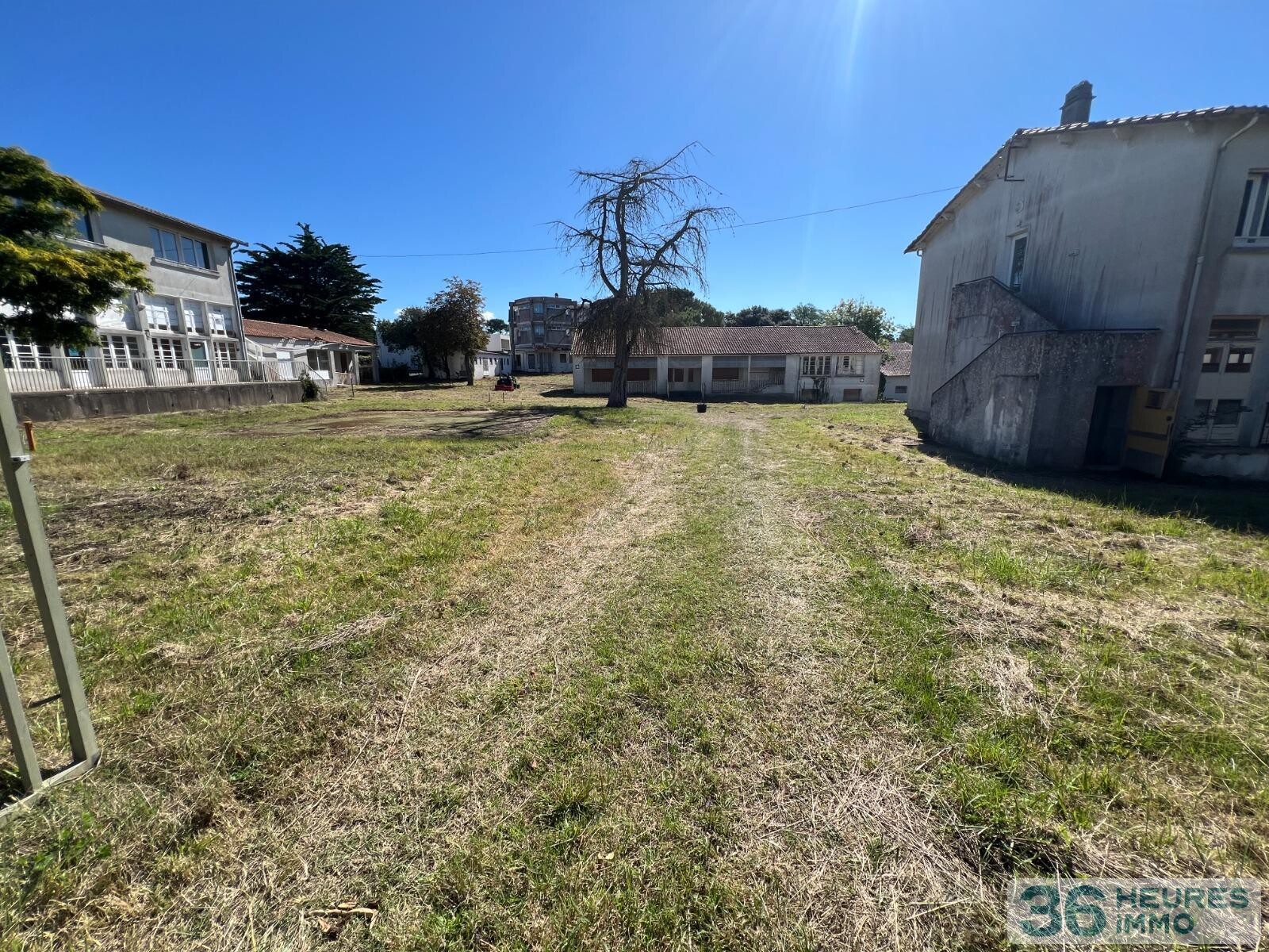 TERRAIN CONSTRUCTIBLE AVEC BATIMENTS ET VILLA CLASSEE À RÉHABILITER