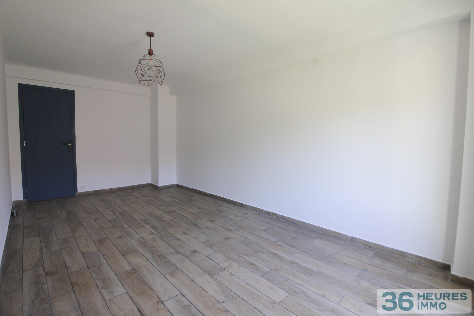 T2 en centre ville de Golfe Juan avec parking et cave, proche plages, commerces et gare SNCF.