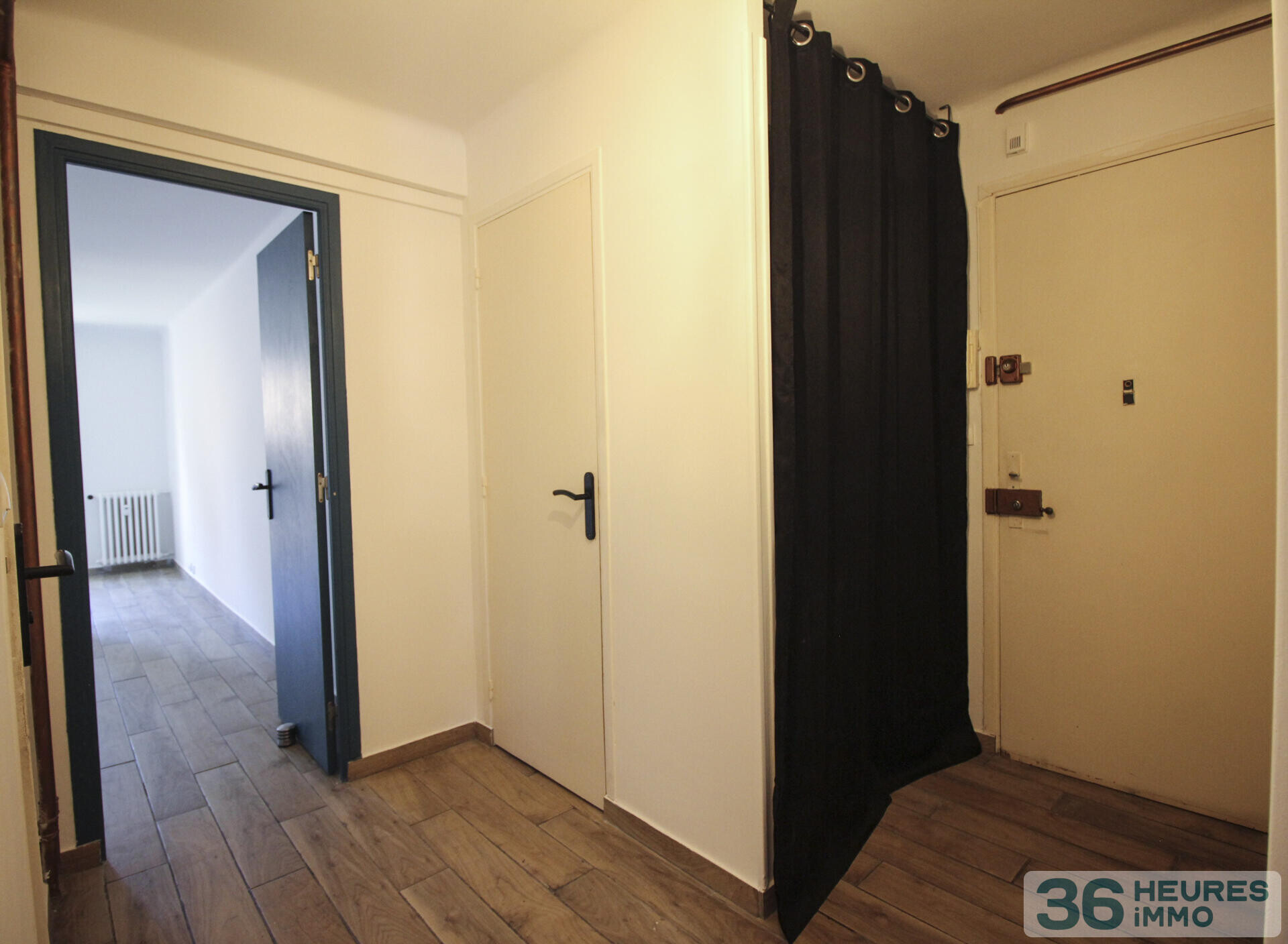 T2 en centre ville de Golfe Juan avec parking et cave, proche plages, commerces et gare SNCF.