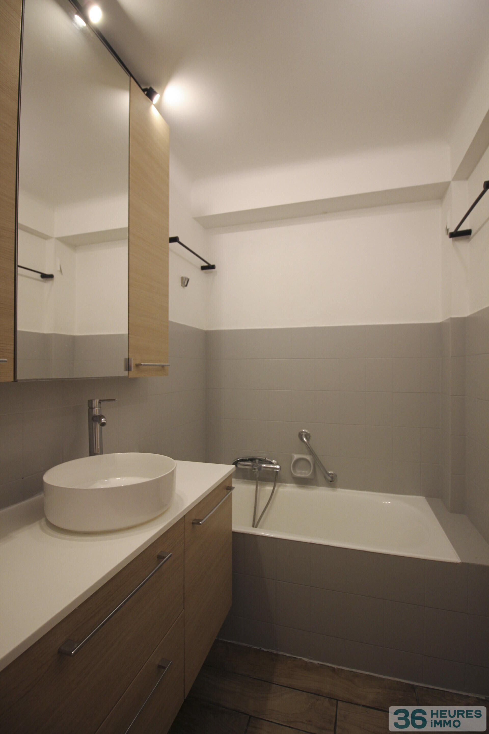 T2 en centre ville de Golfe Juan avec parking et cave, proche plages, commerces et gare SNCF.