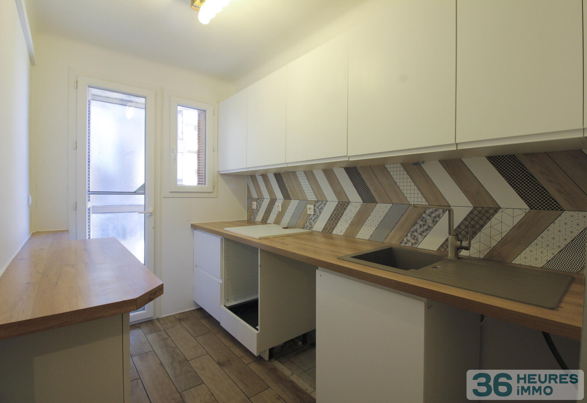 T2 en centre ville de Golfe Juan avec parking et cave, proche plages, commerces et gare SNCF.