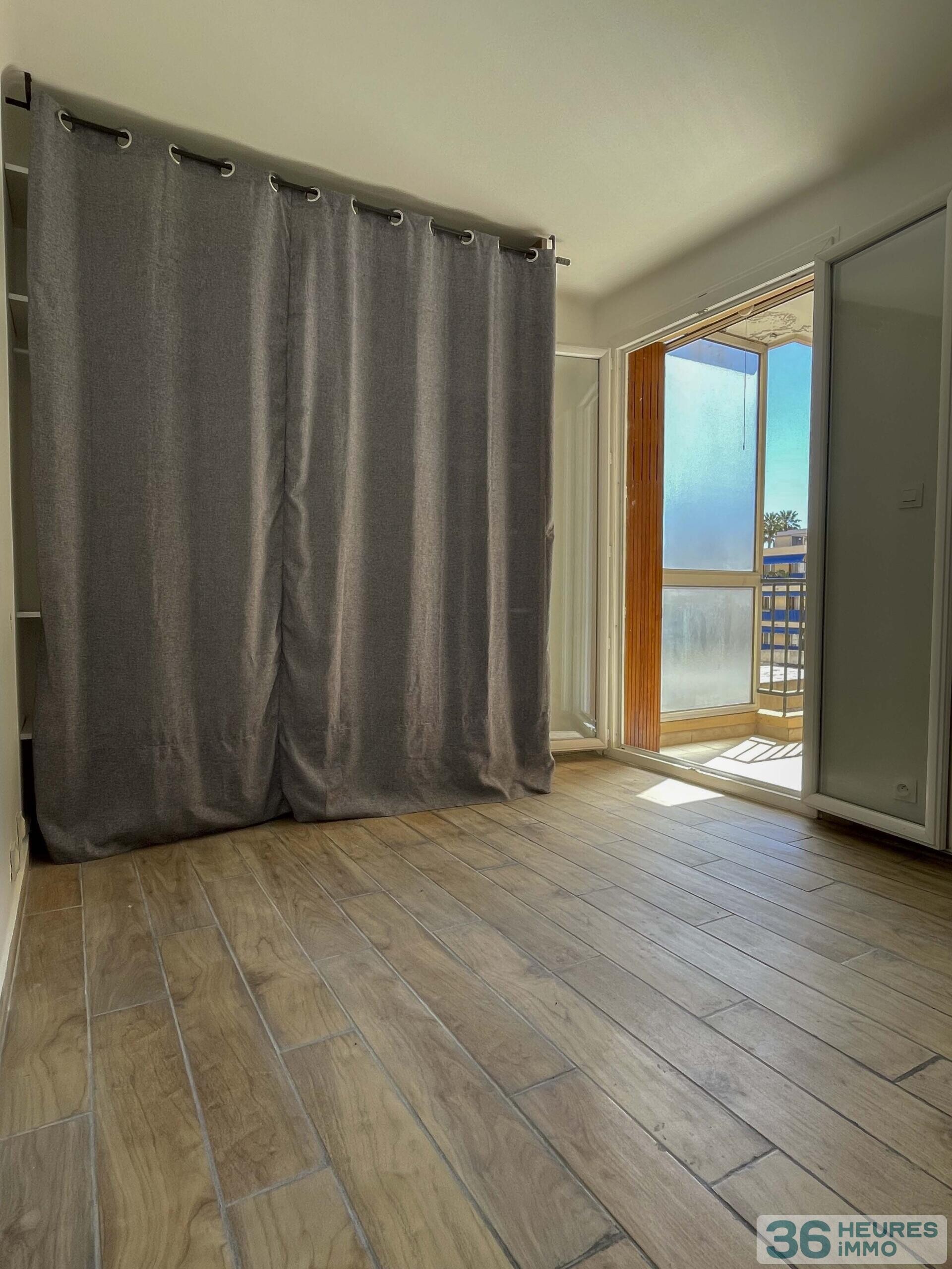 T2 en centre ville de Golfe Juan avec parking et cave, proche plages, commerces et gare SNCF.