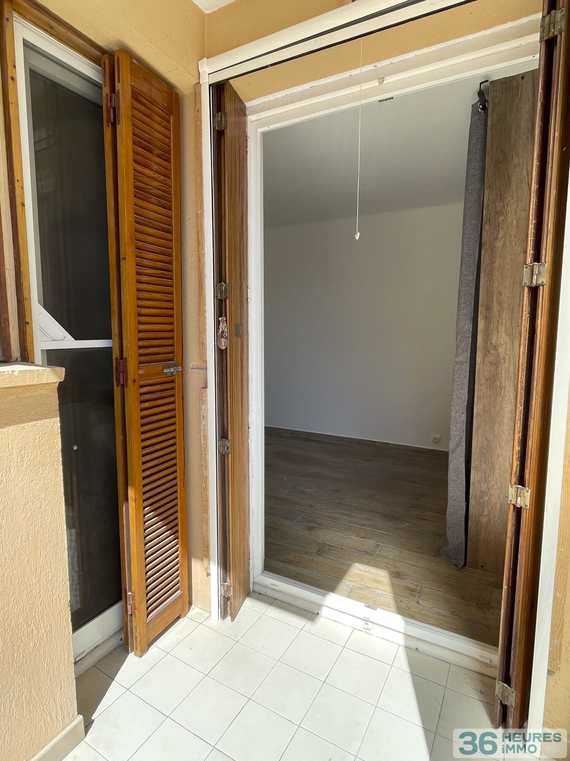 T2 en centre ville de Golfe Juan avec parking et cave, proche plages, commerces et gare SNCF.