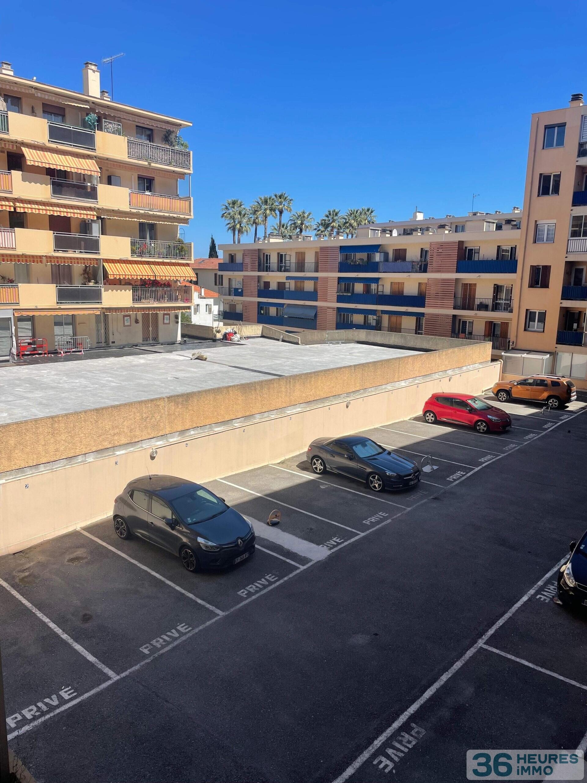 T2 en centre ville de Golfe Juan avec parking et cave, proche plages, commerces et gare SNCF.