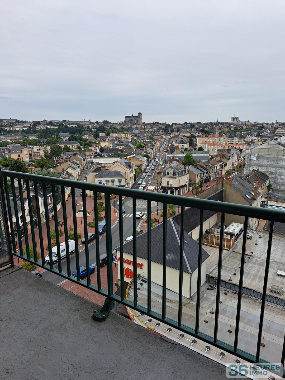 CHASSE ROYALE - T2 REFAIT A NEUF AVEC BALCON ET PARKING 