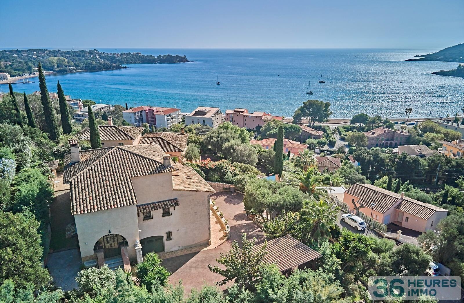 MAGNIFIQUE VILLA EN PIERRE VUE MER