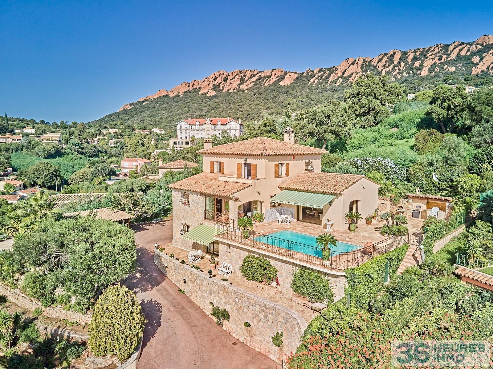 MAGNIFIQUE VILLA EN PIERRE VUE MER