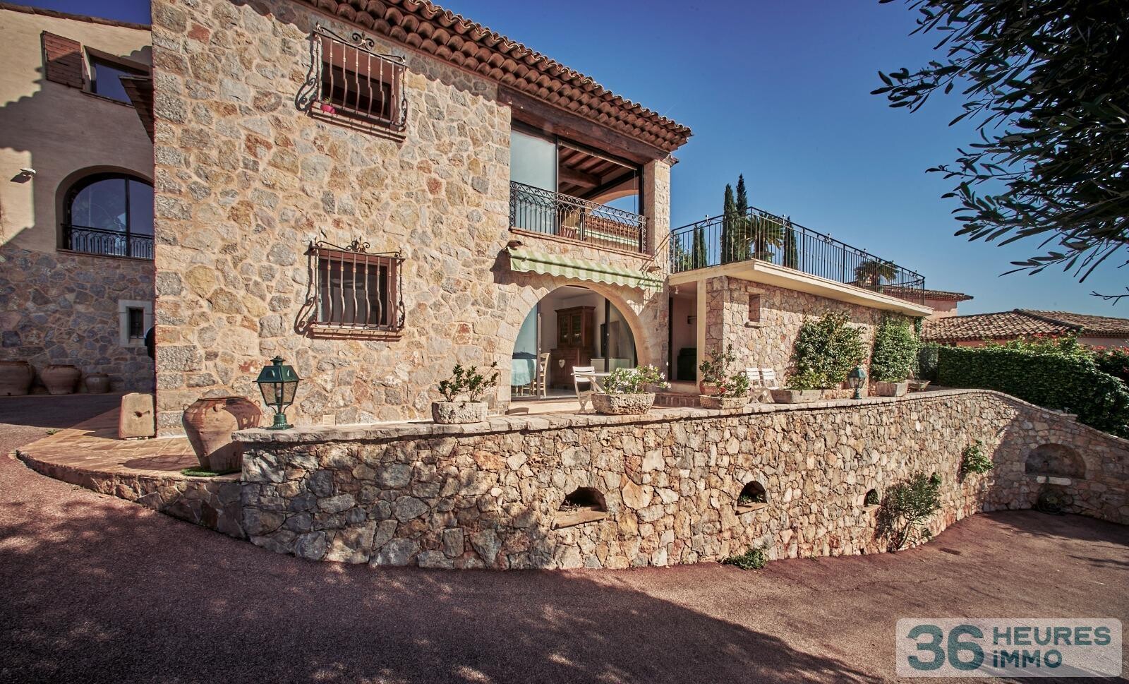 MAGNIFIQUE VILLA EN PIERRE VUE MER