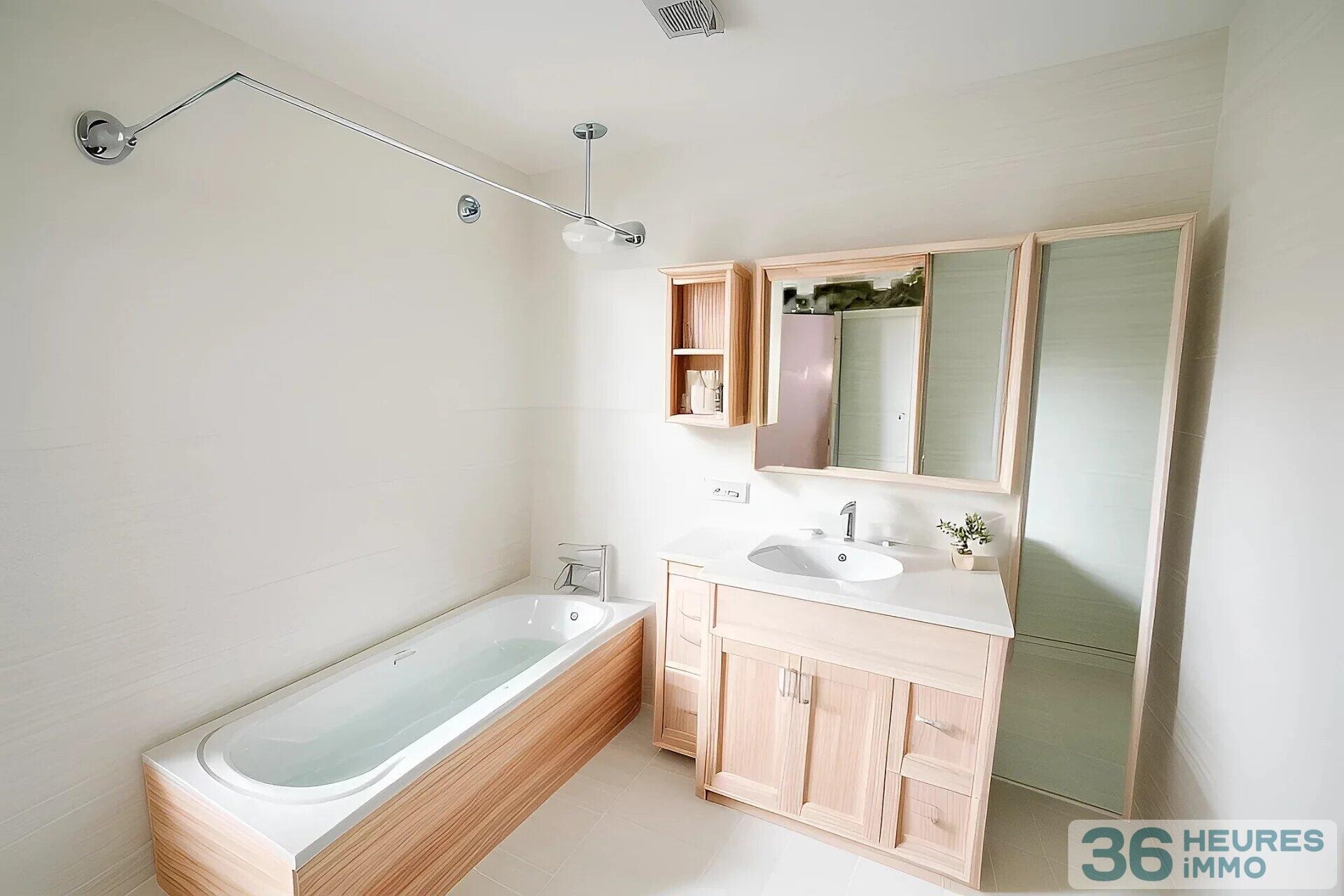 Bernin, maison en centre-ville sur terrain de 1100 m²