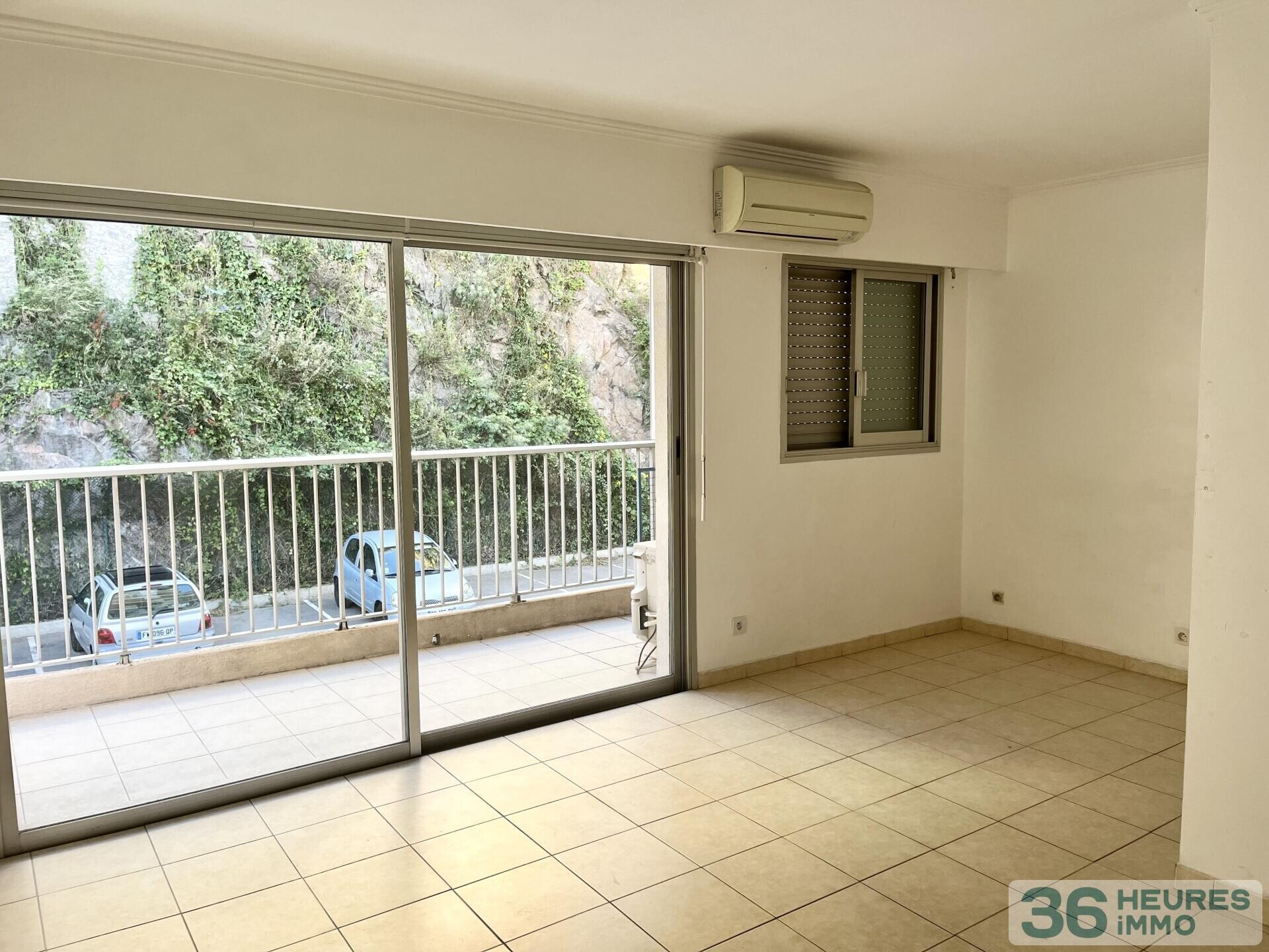 CANNES STUDIO AVEC BALCON ET PARKING