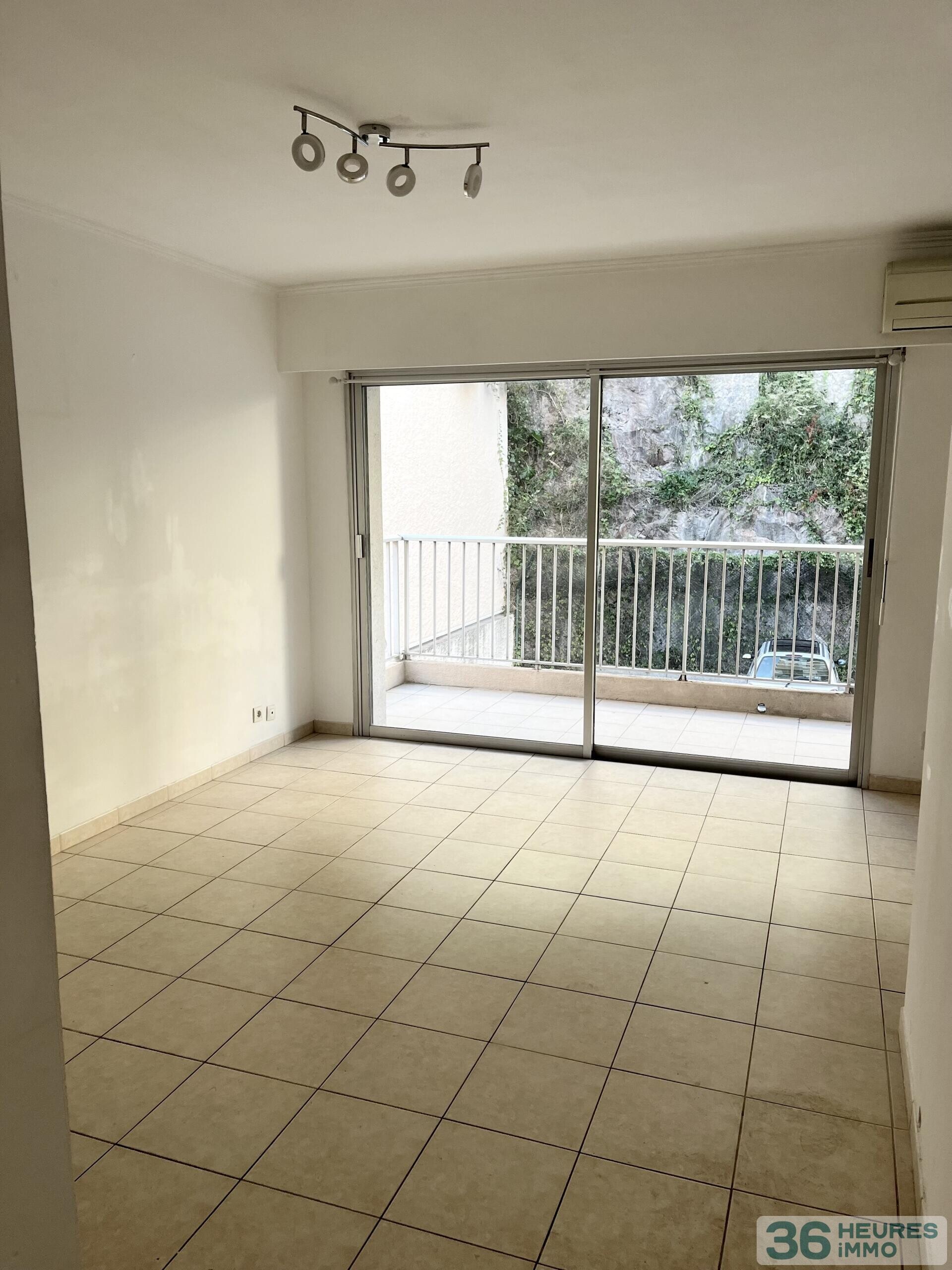 CANNES STUDIO AVEC BALCON ET PARKING