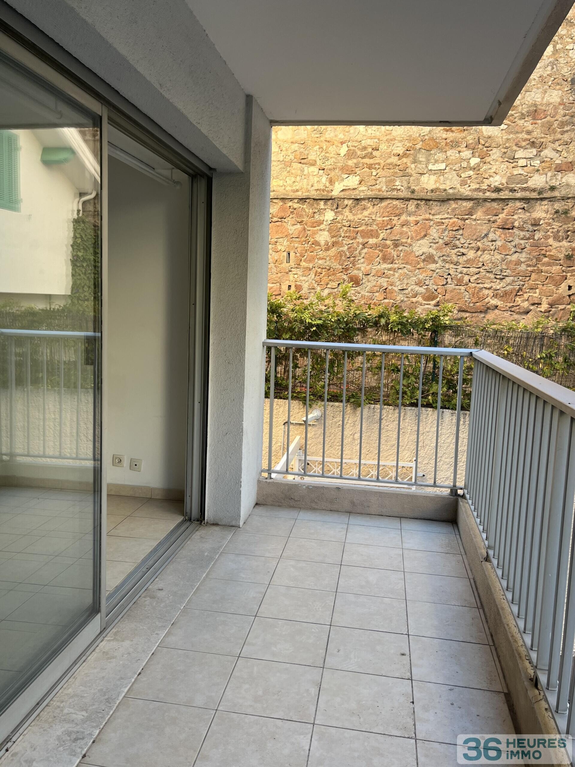 CANNES STUDIO AVEC BALCON ET PARKING