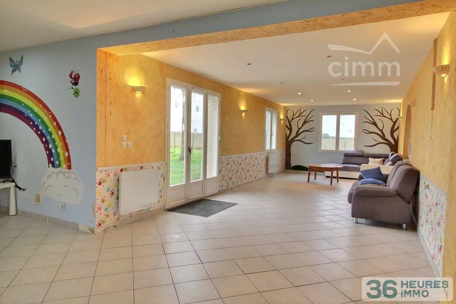 Maison 140m² DRUYE centre bourg 50m de l’école, proche gare SNCF.  jardin et garage.