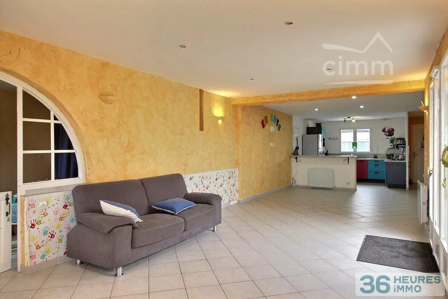 Maison 140m² DRUYE centre bourg 50m de l’école, proche gare SNCF.  jardin et garage.