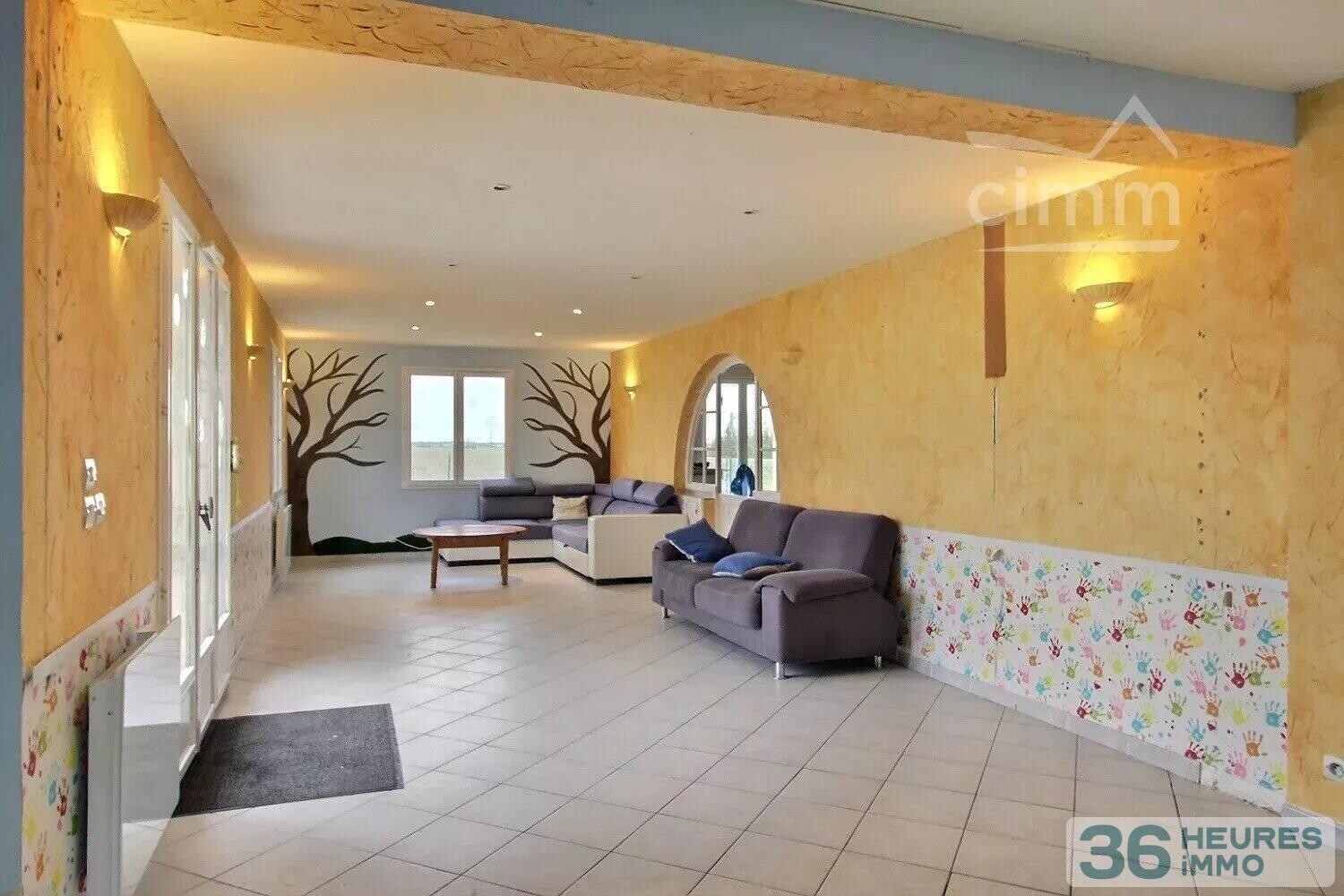 Maison 140m² DRUYE centre bourg 50m de l’école, proche gare SNCF.  jardin et garage.