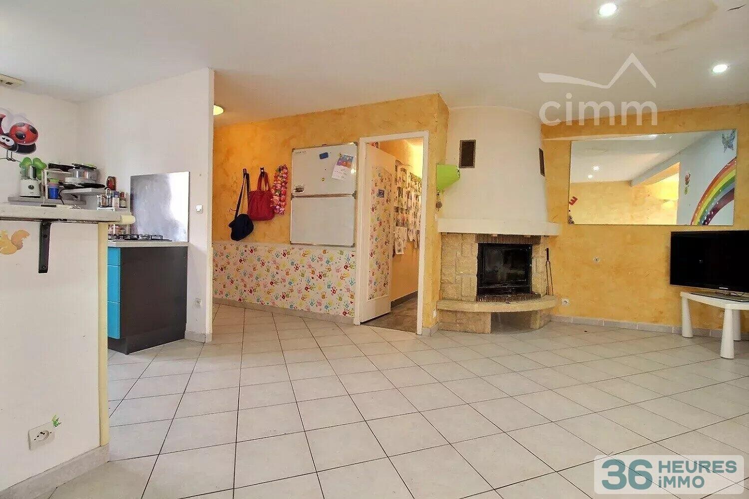 Maison 140m² DRUYE centre bourg 50m de l’école, proche gare SNCF.  jardin et garage.