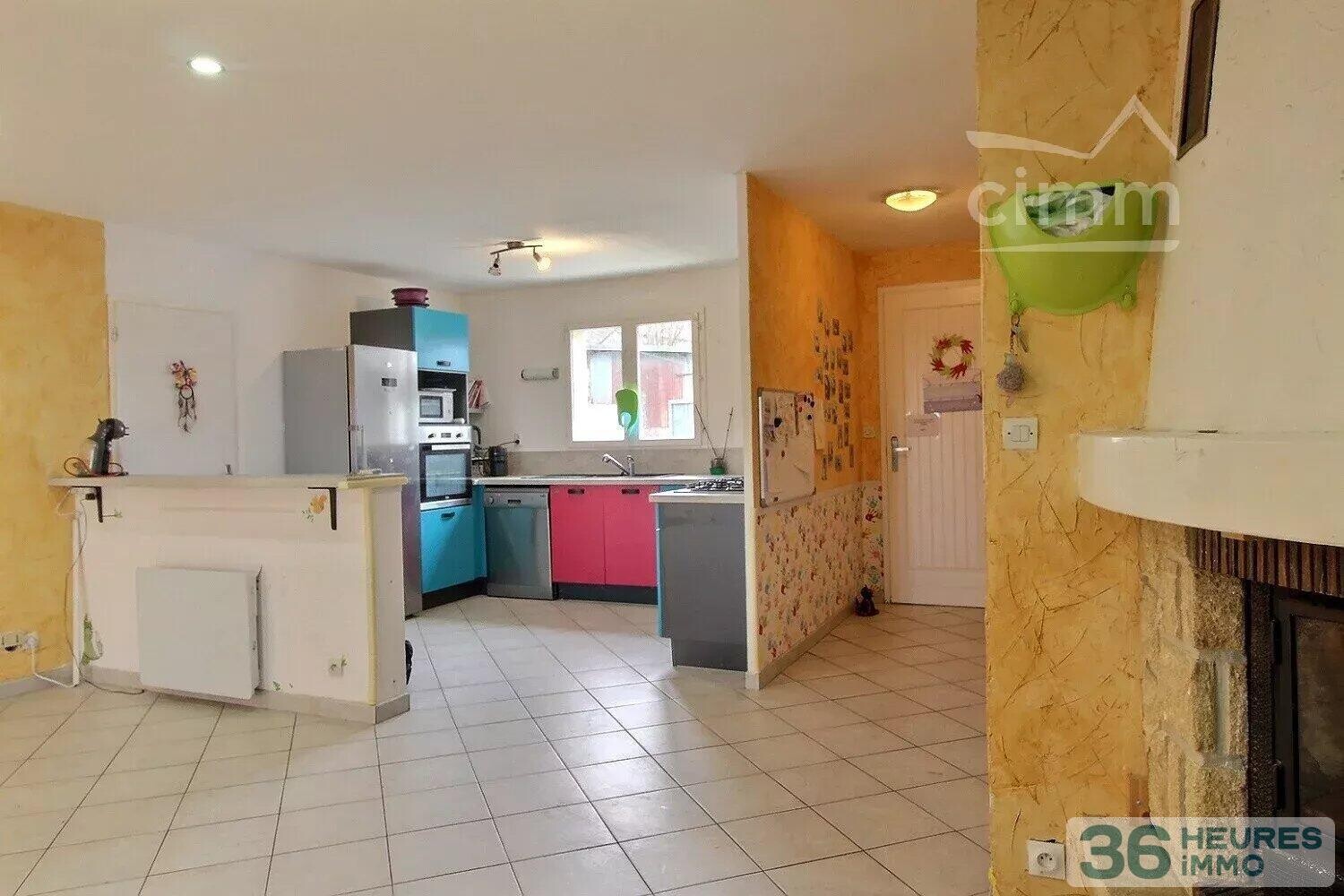 Maison 140m² DRUYE centre bourg 50m de l’école, proche gare SNCF.  jardin et garage.