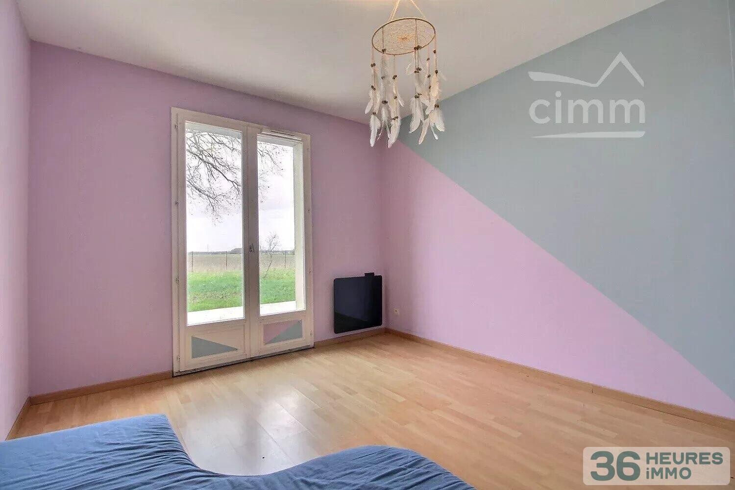 Maison 140m² DRUYE centre bourg 50m de l’école, proche gare SNCF.  jardin et garage.